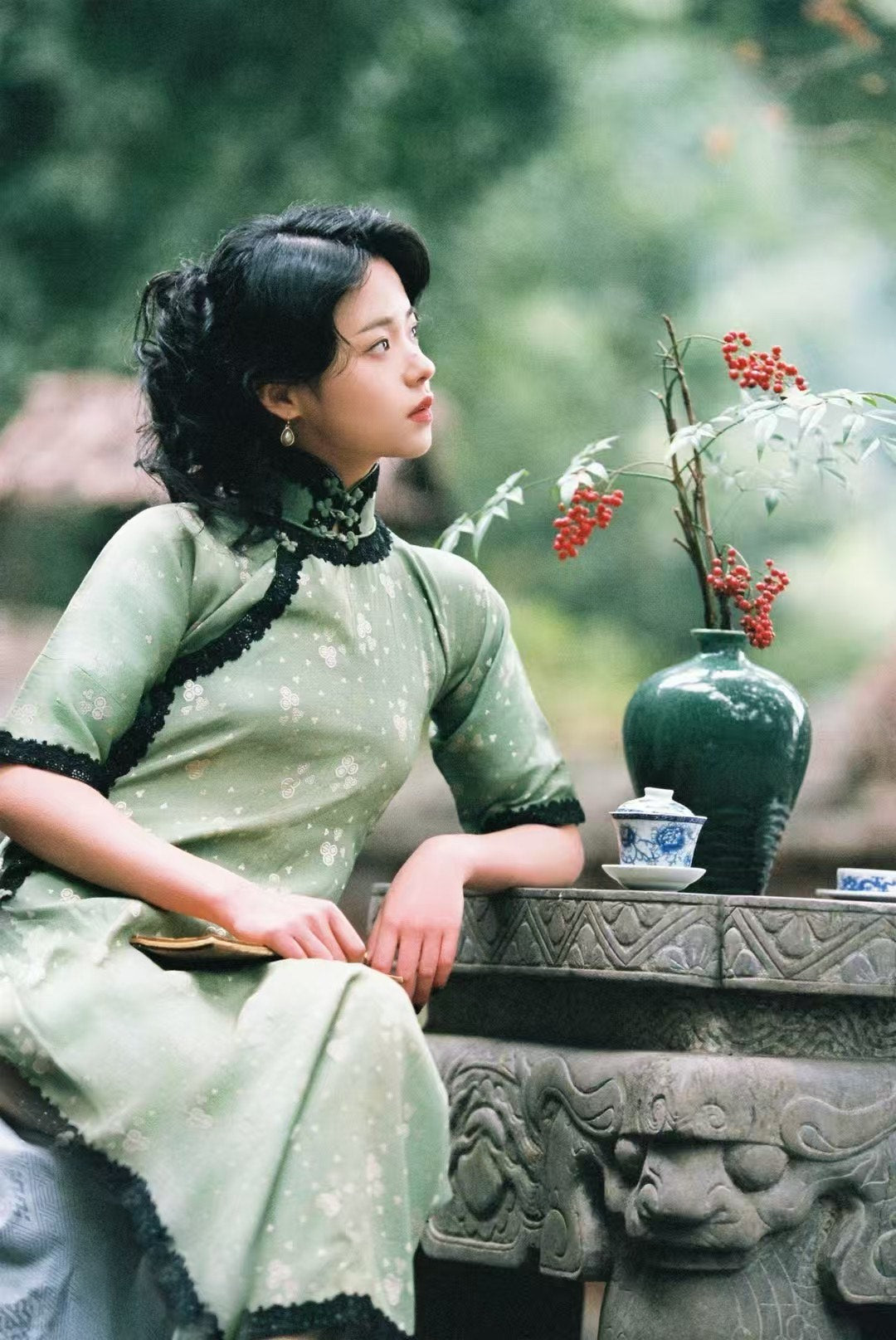 30年代 -新新有限公司典藏版“翠意盈袖”蕾丝滚边印花真丝乔其纱日常款旗袍 / 1930s - The "Emerald Charm Sleeves" Collection: A Genuine Silk Crêpe de Chine Qipao with Lace Trims and Printed Pattern, Produced by Sincere Company (New Era Department Store)