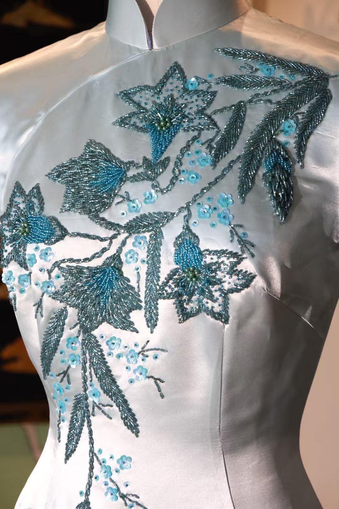 客订结缘 -《冰湖星辰 · 珠光宝气》—— 极致清冷高级，古董料钉珠冰萃蓝名媛礼服旗袍 | Customized Design - "Glacial Lake Stars · Jeweled Luminance" — The Exquisitely Cool, Beaded Ice-Blue Couture Socialite Qipao