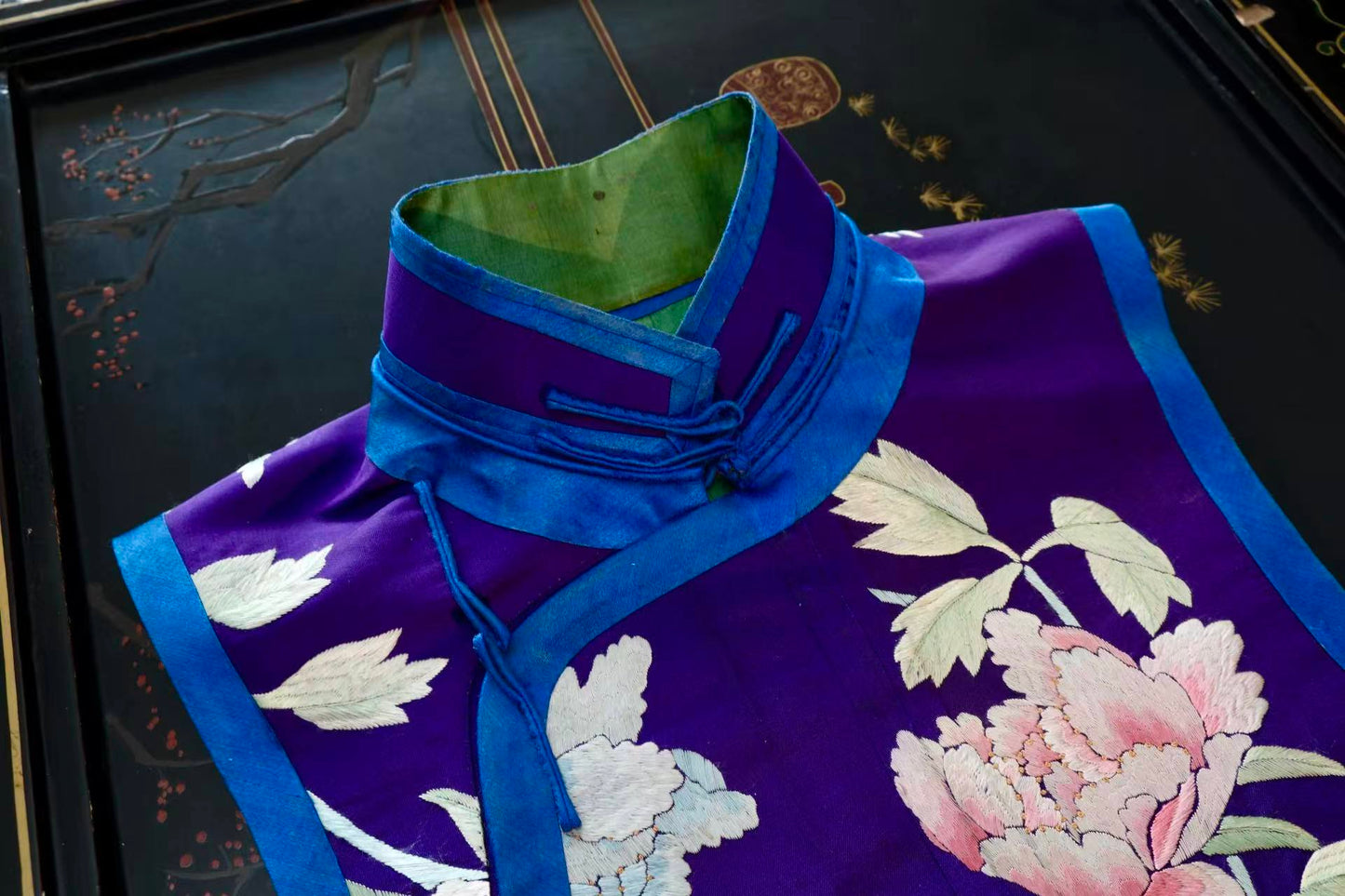 晚清时期 - 晚清刺绣仙鹤牡丹纹马甲：一种古典美学的延续 | Late Qing Dynasty - Elegance of the Late Qing: An Embroidered Vest with Crane and Peony Motifs