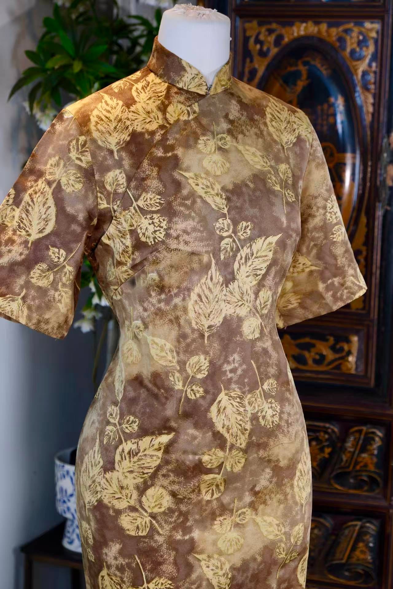 50年代 - 五十年代台湾金叶旗袍：丝绸上的秋日诗篇 | 1950s - Golden Leaves of the 1950s: An Autumn Poem Woven in Silk