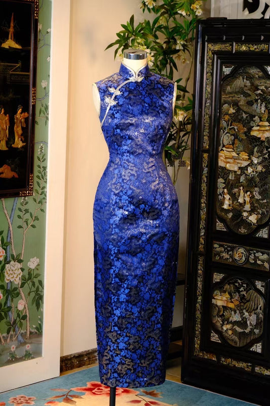 60年代 - 「深海龙吟」上世纪六十年代港式定制克莱因蓝（宝蓝）织金织锦缎无袖曳地旗袍：银丝绲边与龙纹牡丹图案 / Customized Design - The "Ocean Dragon's Roar": 1960s Hong Kong Couture Klein Blue Brocade Qipao with Gold-Woven Dragon and Peony Motif, Sleeveless Floor-Length Gown with Silver Metallic Piping.