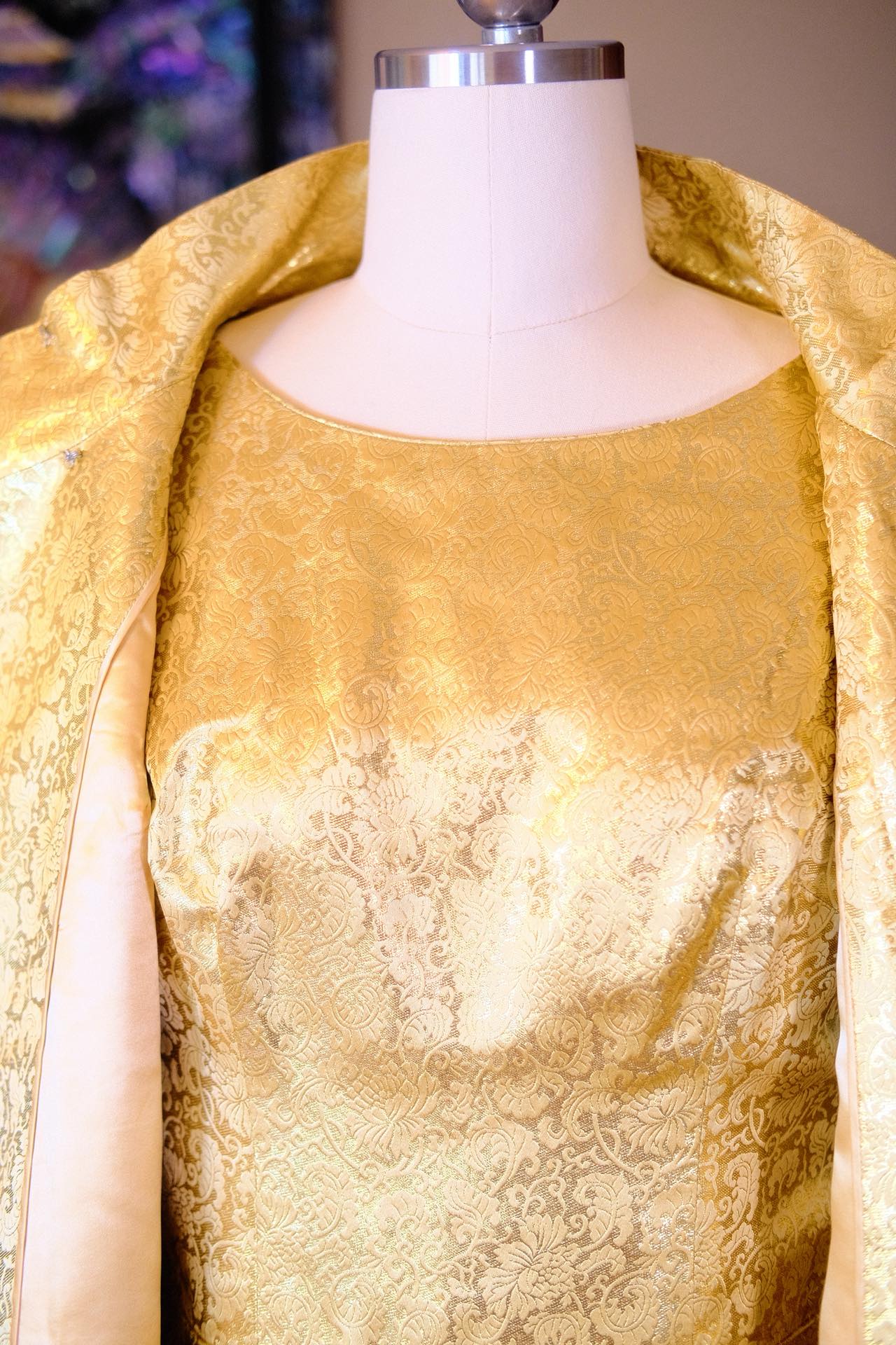 六十年代意大利织金提花三件套：Woo女士的黄金时代华章 | 1960s Italian Gold-Weft Jacquard Three-Piece Set: Ms. Woo’s Anthem of the Gilded Era