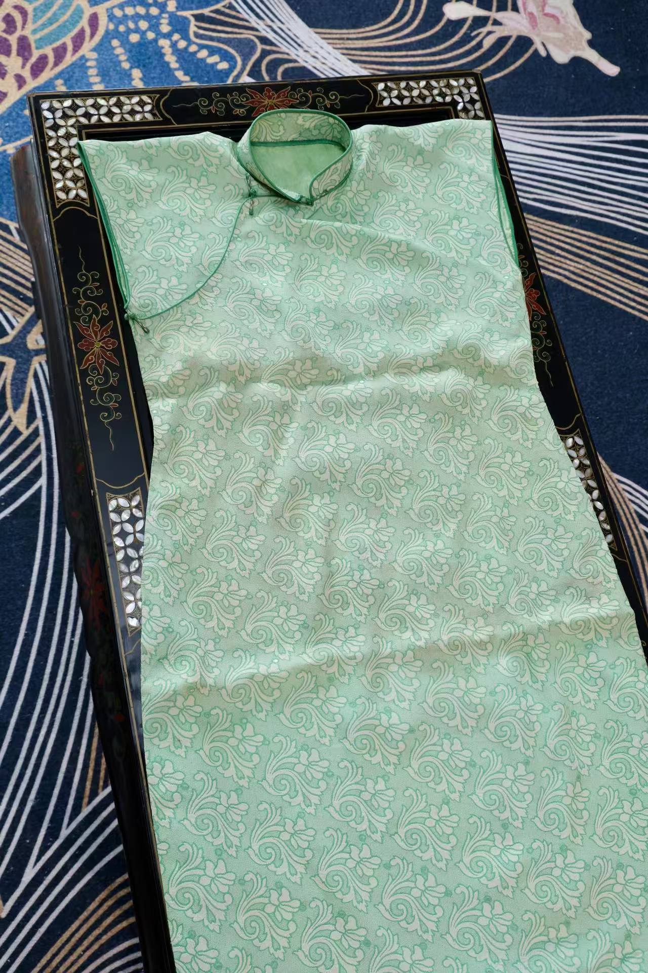 40年代 - 翠漪凝香：一件四十年代真丝提花旗袍的流光絮语 | 1940s - Emerald Ripples and Lingering Fragrance: Whispers of a 1940s Silk Jacquard Qipao