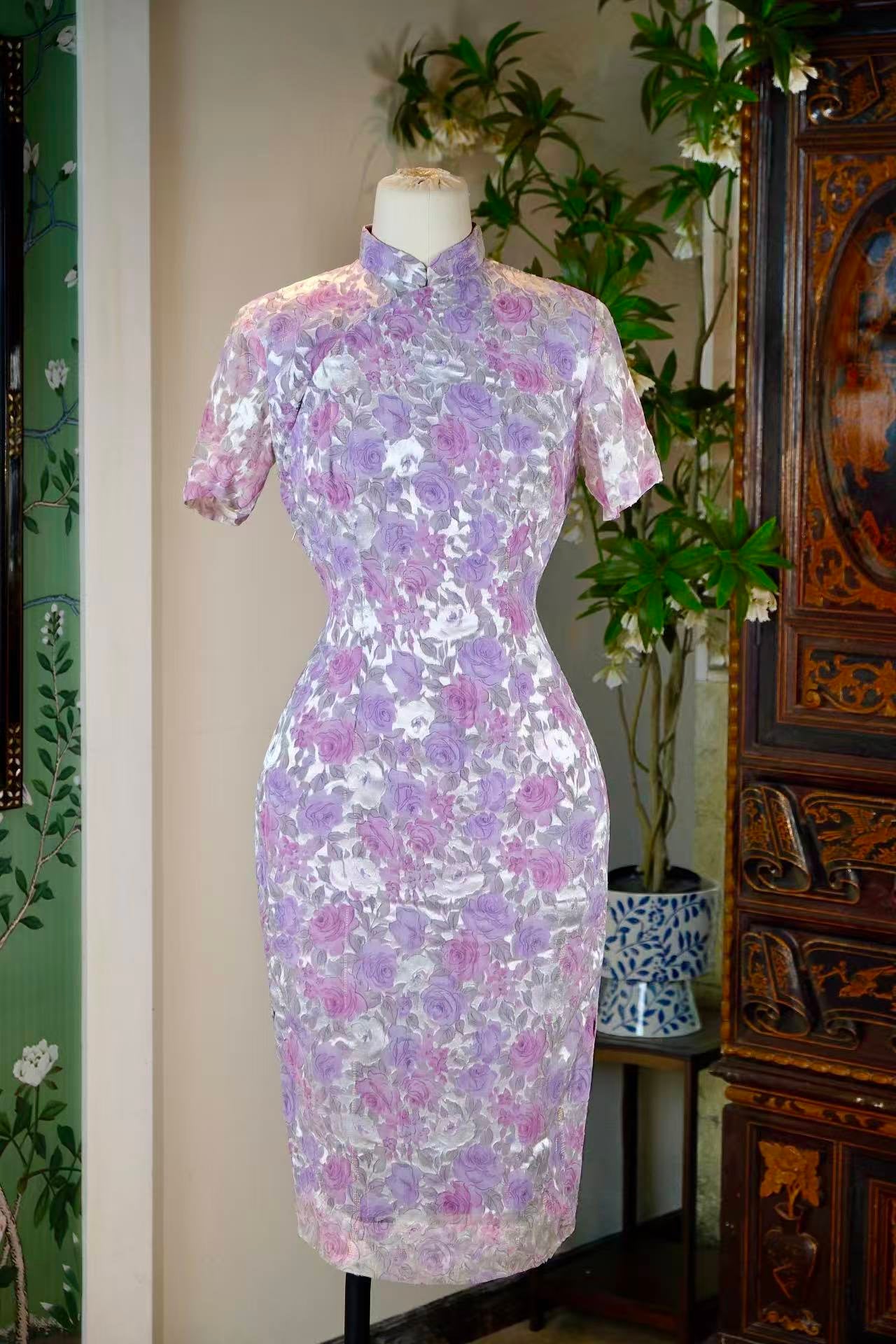 50年代 - 七彩织金玫瑰旗袍：一袭风华里的时代密码 | 1950s - The Rainbow Woven-Gold Rose Cheongsam: A Code of the Era Encapsulated in Elegance