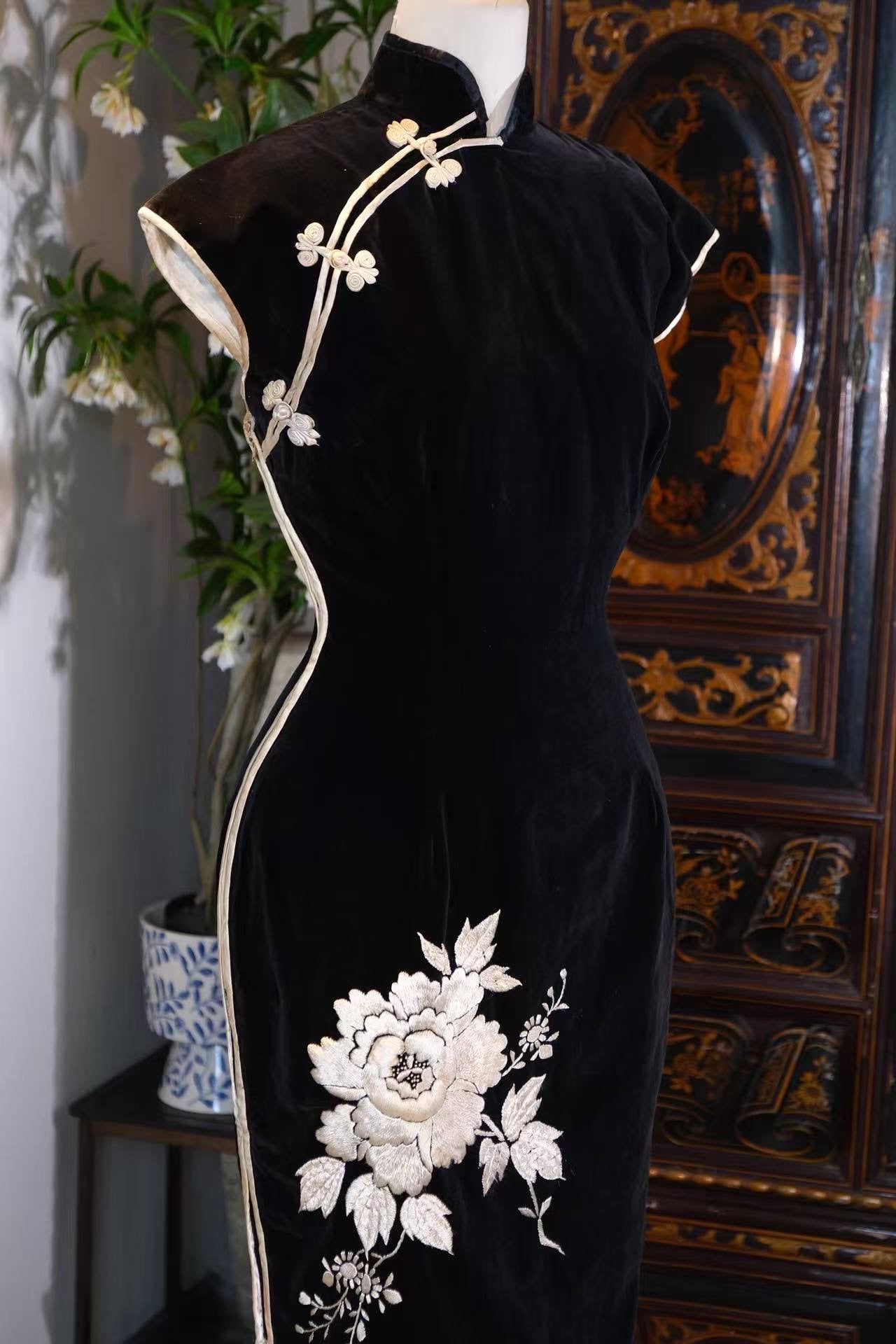 50年代 -《半世纪的匠心杰作》—— 上世纪五十年代日本产黑丝绒刺绣古董旗袍 | 1950s - A Mid-Century Masterpiece: A 1950s Japanese-made Black Velvet Embroidered Antique Qipao
