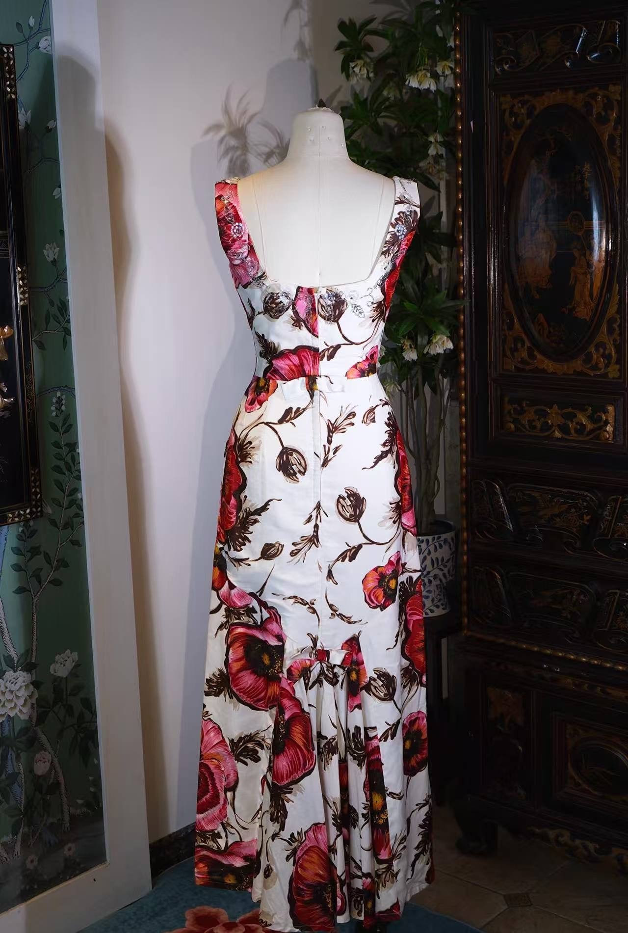 Vintage钉珠礼服 - 白缎朱华：六十年代香港手绘油画法绣钉珠礼服裙 | Vintage Beaded Dress - Crimson Blooms on White Satin: A 1960s Hong Kong Hand-Painted and Beaded Evening Gown