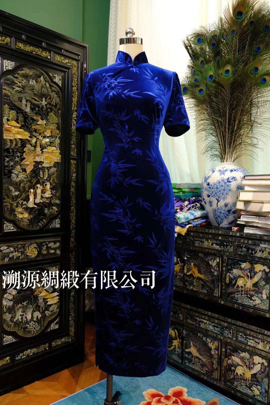 客定结缘 - 藏青竹影：宝蓝色丝绒复古旗袍 | Customized Design - Sapphire Serenity: Royal Blue Velvet Bamboo Qipao