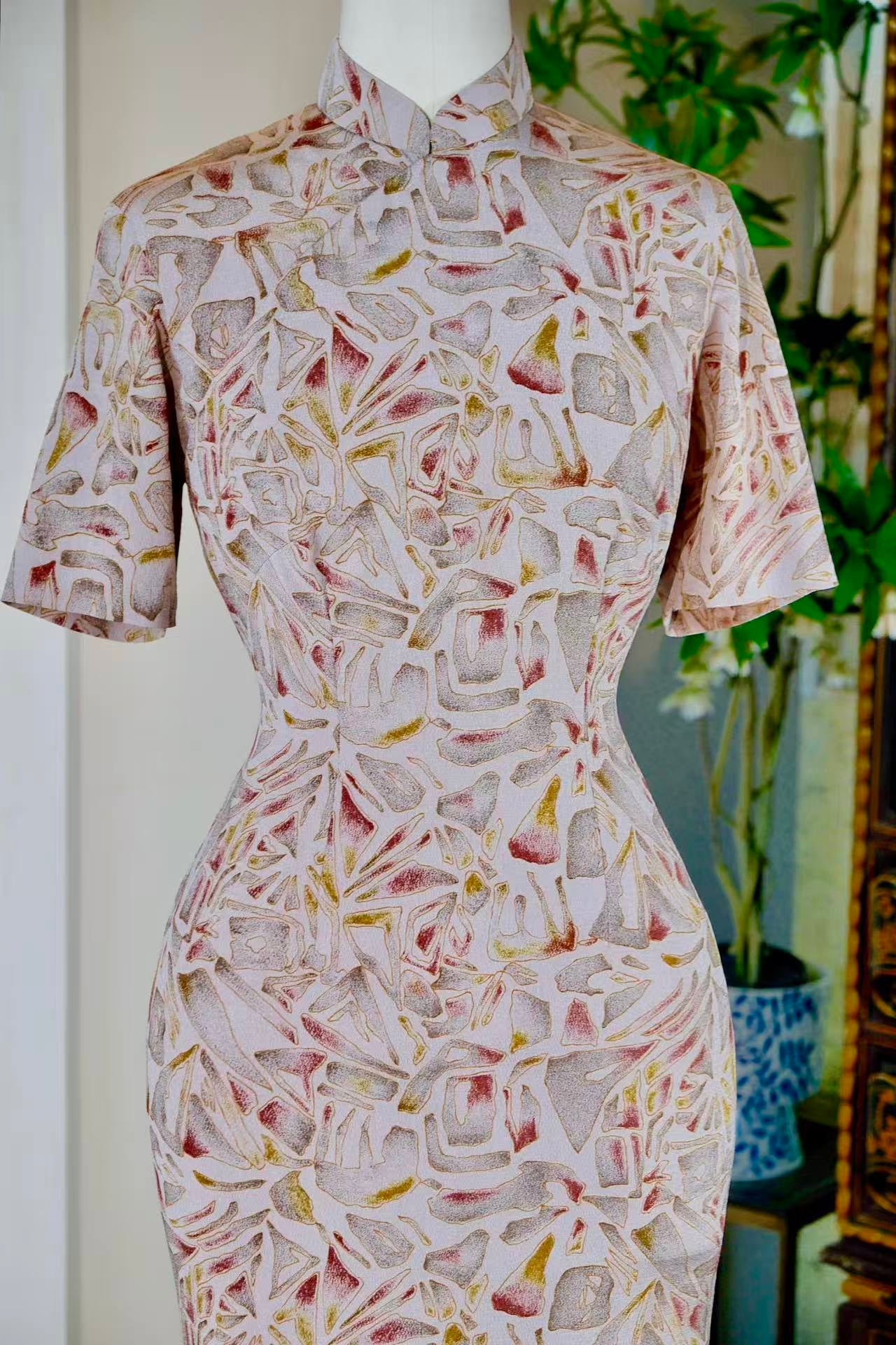 60年代 - 六十年代台湾风华：肌理绉纱“破碎琉璃”抽象几何印花古董旗袍 — 战后华人服饰的现代性实验与身体诗学 |  1960s - 1960s Taiwan Elegance: A Vintage Textured Crepe Cheongsam with "Shattered Stained-Glass" Abstract Geometric Print — A Specimen of Post-War Modernist Experimentation and Bodily Poetics