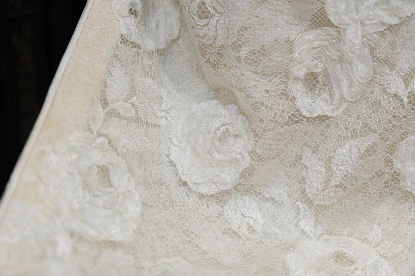 60年代 - 古董级：60年代汉白玉色纯手工立体织花无袖曳地港式旗袍 | 1960s - Antique Collector's Piece: 60s Ivory Handcrafted 3D Floral Lace Sleeveless Maxi Qipao