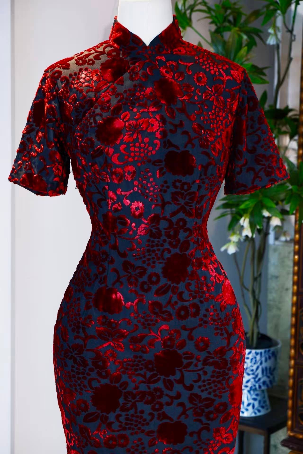 60年代 - 绛红诗学·六十年代台湾产黑底烧花丝绒渐变缠枝花卉古董旗袍 | 1960s - Crimson Poetics: A 1960s Taiwan Vintage Burnout Velvet Cheongsam with Gradient Scrolling Florals on Black