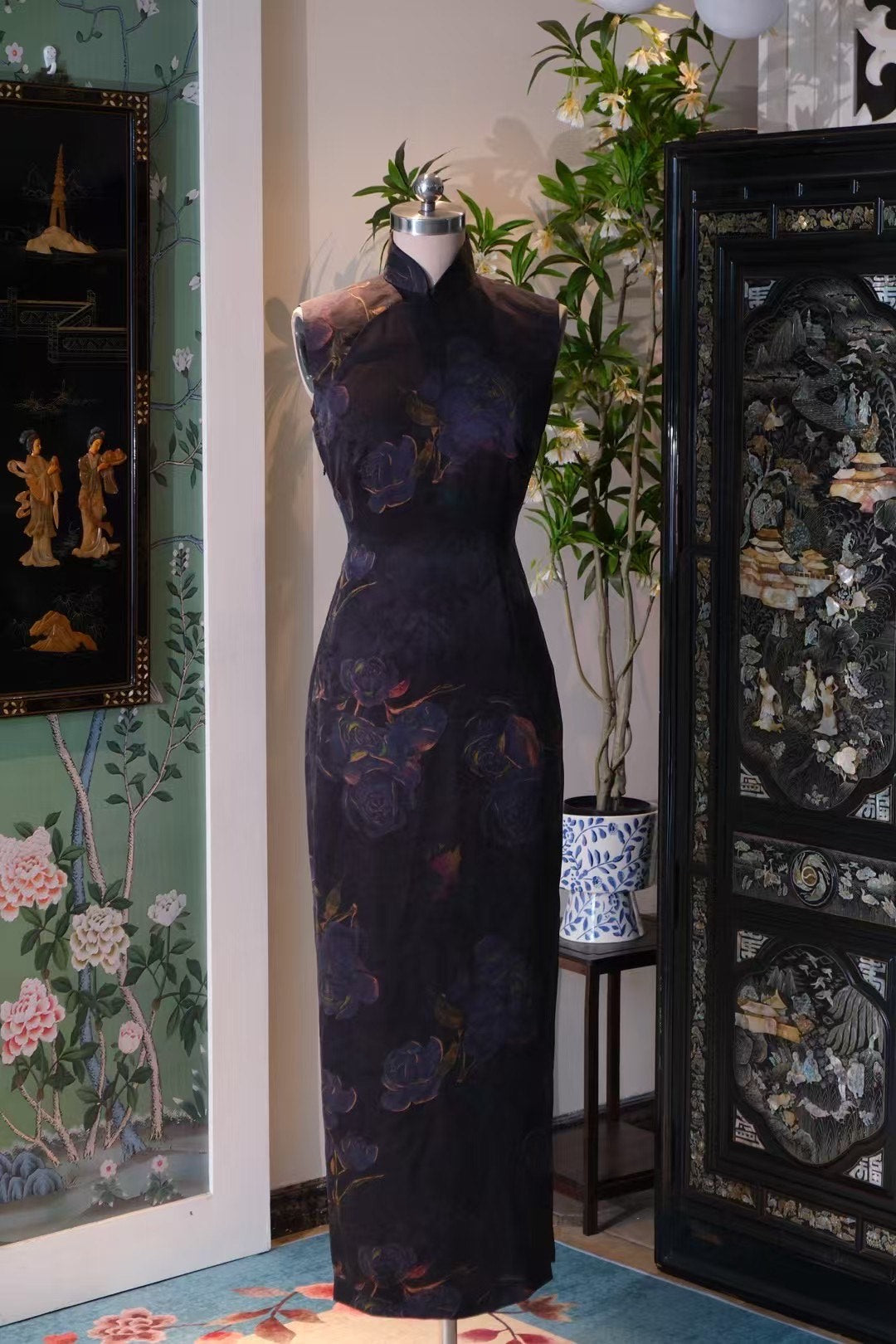 出售样衣 - 🌌 夜昙浮光 · 25姆米花罗红云纱手绘玫瑰无袖旗袍 | Sample Sale - 🌌 Night Bloom Luster · 25 Momme Brocade "Red Cloud" Silk Hand-Painted Rose Qipao