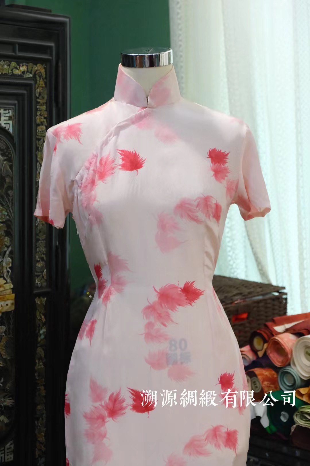 50年代 - 淡雅藕粉色渐变羽毛印花短袖立领旗袍 | 1950s - Elegant Pale Pink Gradient Feather Print Mandarin Collar Short-Sleeve Cheongsam