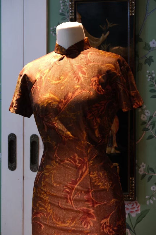 50年代 - 暮光鎏金·秋褐底赤金莨苕叶短袖旗袍 | 1950s - Twilight Gilt: Auburn Base Cheongsam with Crimson-Gold Acanthus Leaf Pattern (Short-Sleeved)