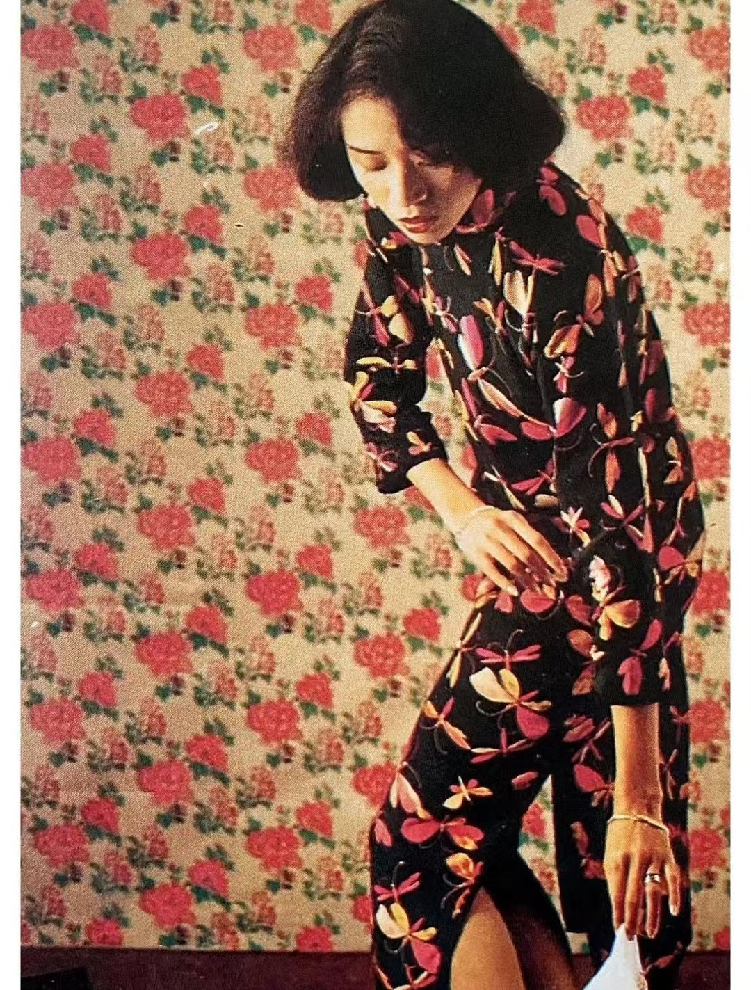 60年代 - 一品红梅映月华・古董港式旗袍・旧时芳华系列 / 1960s - Crimson Plum Blossom Under Moonlight: Vintage Hong Kong Qipao from the "Bygone Elegance" Collection