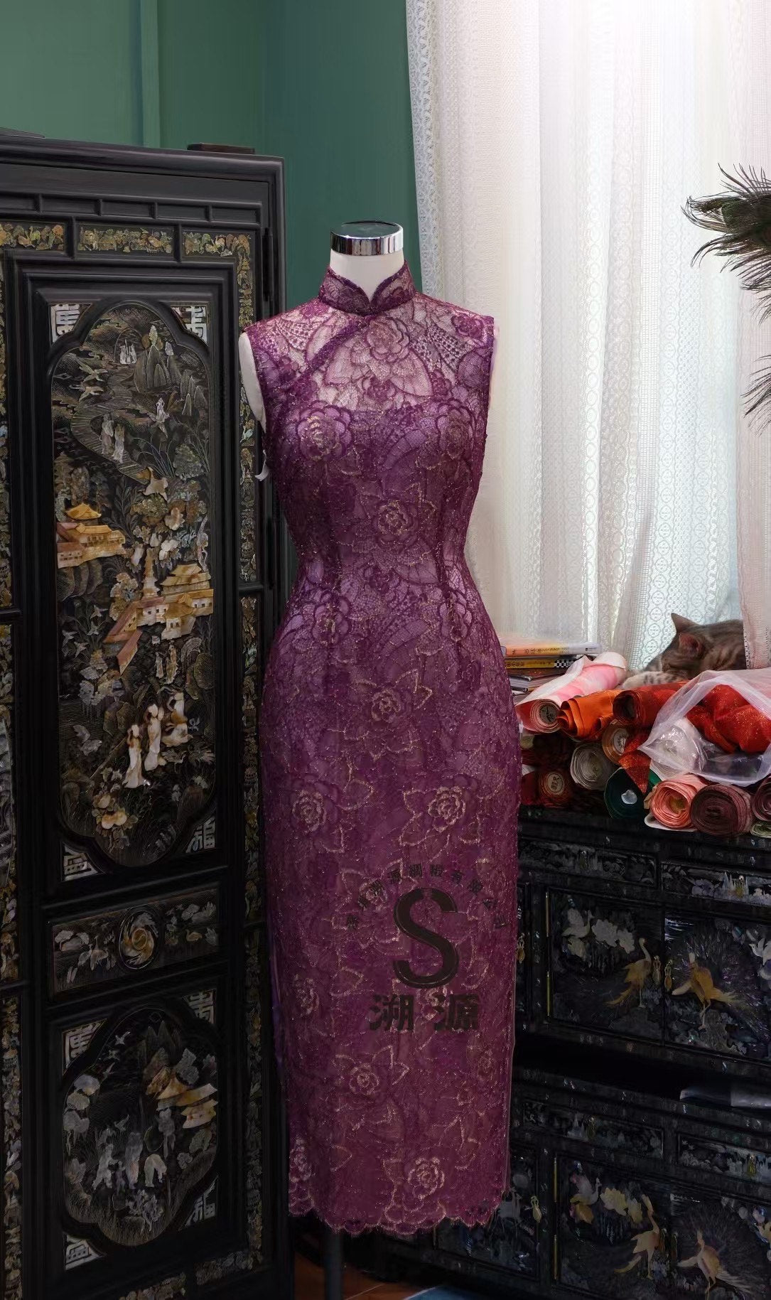 客定结缘 - 奢华高定·手工金线刺绣蕾丝·紫玫无袖修身旗袍：《暮光玫瑰之恋》| Customized Design - Haute Couture Gold-Thread Embroidered Heavy Lace Sleeveless Qipao: "Twilight Rose Romance"