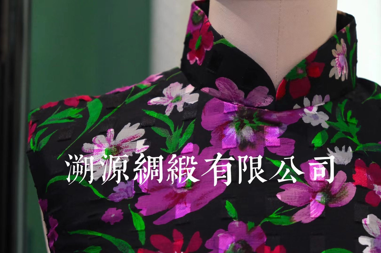 60年代 - 墨色丝韵·紫陌繁花旗袍 | 1960s - Ink Silk Rhythm: Purple Path of Blossoms Qipao