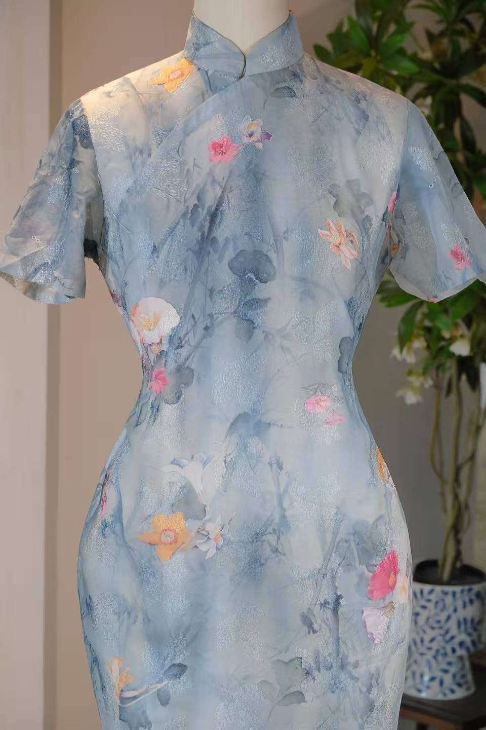 50年代 - 五十年代台湾产天青色水墨机绣蕾丝旗袍 | 1950s - 1950s Taiwan Antique Qipao: Azure Silk with Ink-Wash Aesthetic and Machine-Embroidered Lace