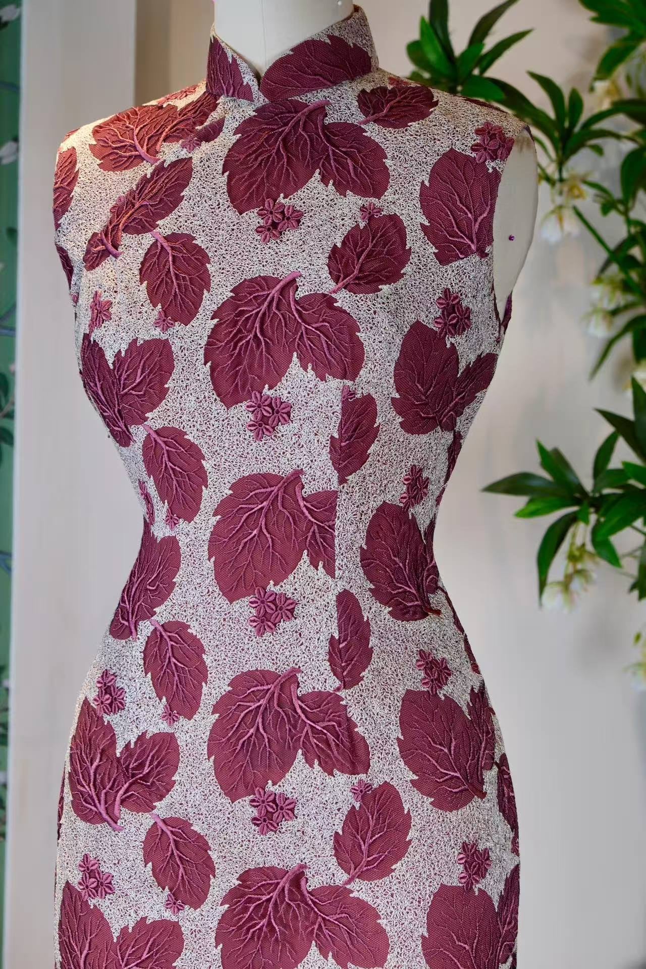 60年代 - 台湾铲镂空蕾丝刺绣网纱立体肌理感古董旗袍：叶片刺绣蕾丝的立体诗学与时光铭刻 | 1960s - A Sculptural Poetic of Lace and Leaves: A Vintage Taiwanese Cheongsam with Three-Dimensional Embroidered Lace