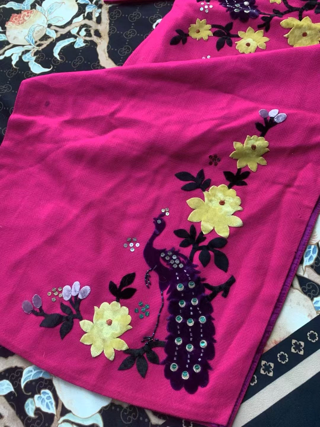 40年代 -【江宁博物馆典藏升级版】玫红凤舞：重工丝绒贴布亮片旗袍 | 1940s - "Nanjing Museum Upgrade": Fuchsia Phoenix Dance – Heavy Embellished Velvet Appliqué and Sequin Cheongsam