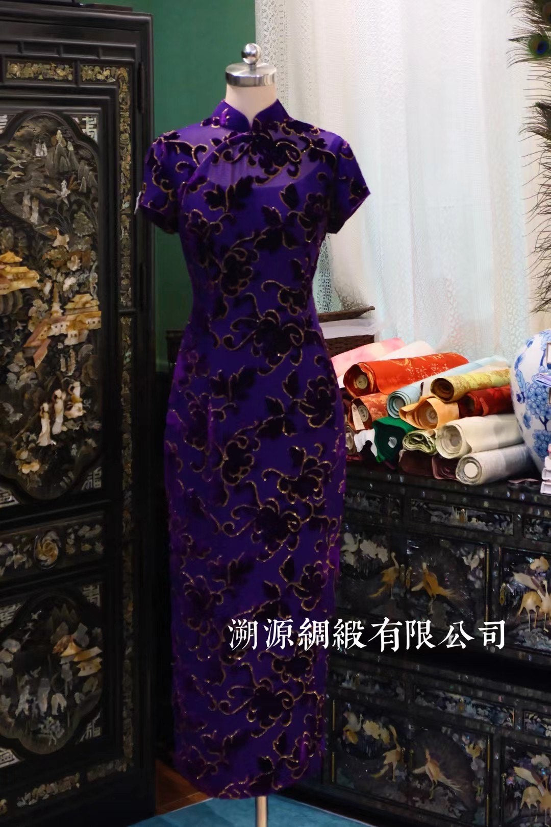 客定结缘 - 魅影丝绒·幽紫轻纱金线浮雕短袖旗袍礼裙 | Customized Design - "Velvet Phantom" - Mysterious Violet Sheer Fabric Qipao Gown with Gold-Thread Devoré Appliqué