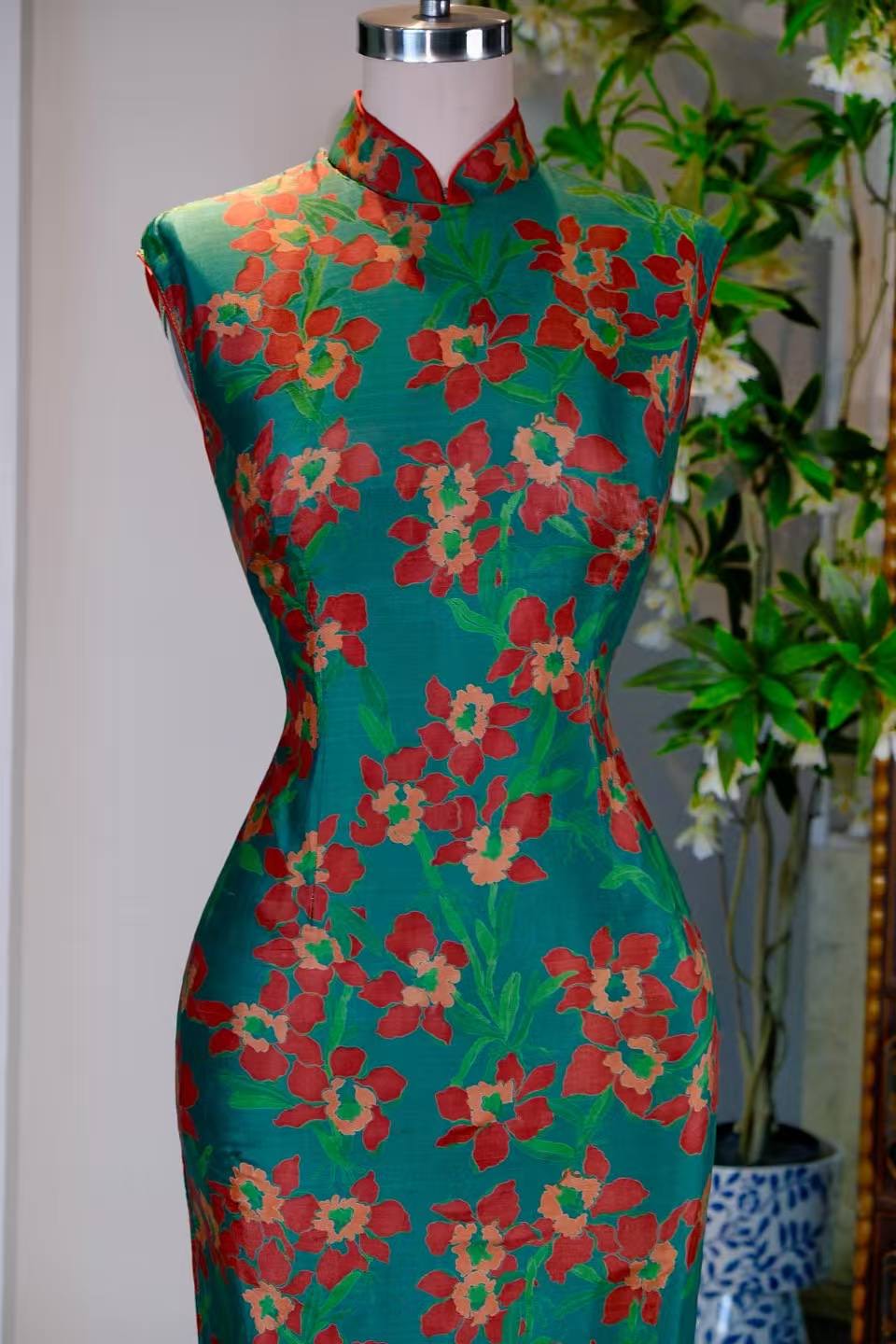 60年代 - 红肥绿瘦·六十年代香港艳丽印花斜纹绸古董旗袍 | 1960s - Red Fleshy, Green Lean: A 1960s Hong Kong Vintage Cheongsam in Vibrant Printed Twill Silk