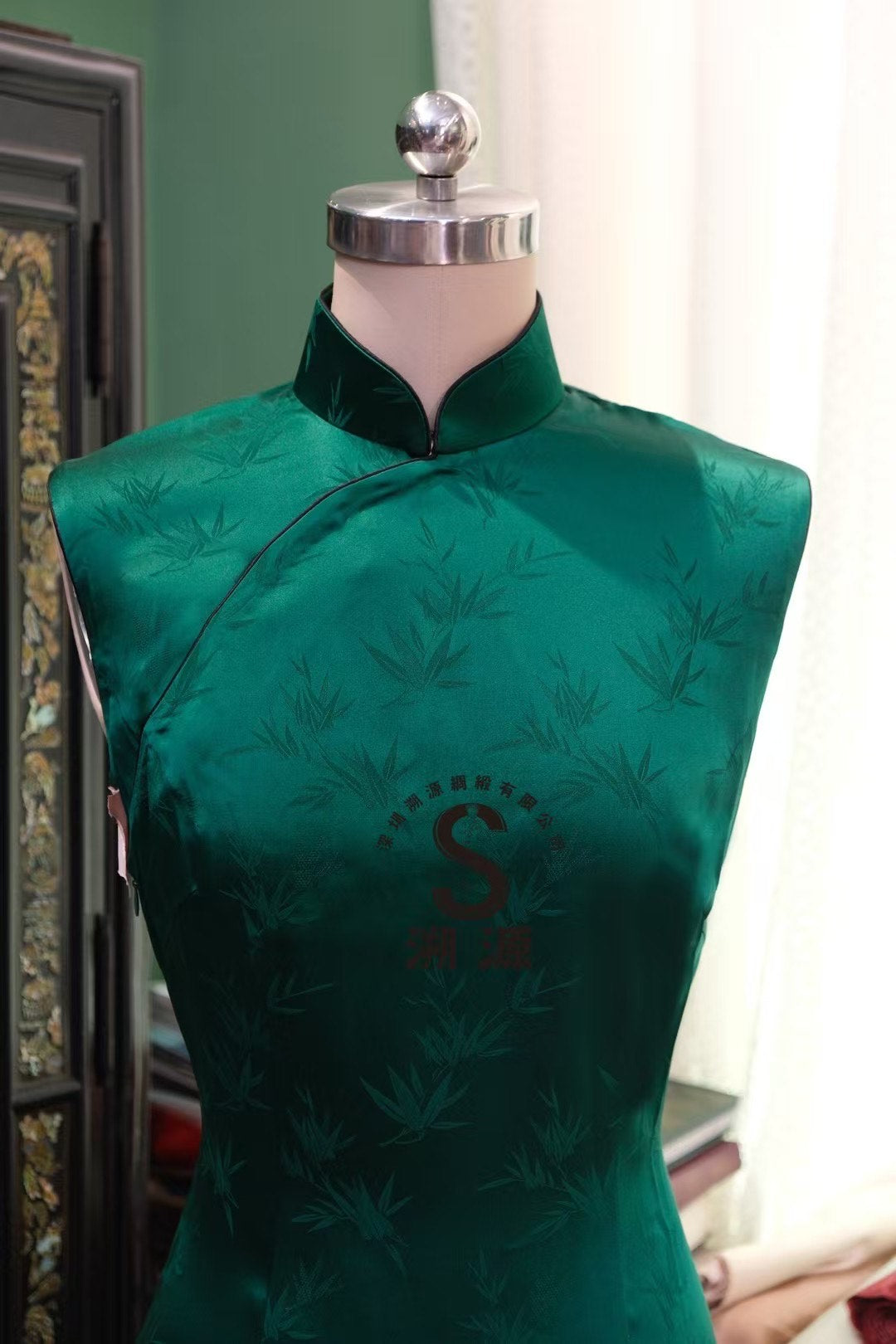 客定结缘 - 翠竹清影：祖母绿暗纹竹叶丝缎无袖旗袍 |  A Luxurious Emerald Green Silk-Satin Sleeveless Qipao/Cheongsam with Tone-on-Tone Bamboo Jacquard