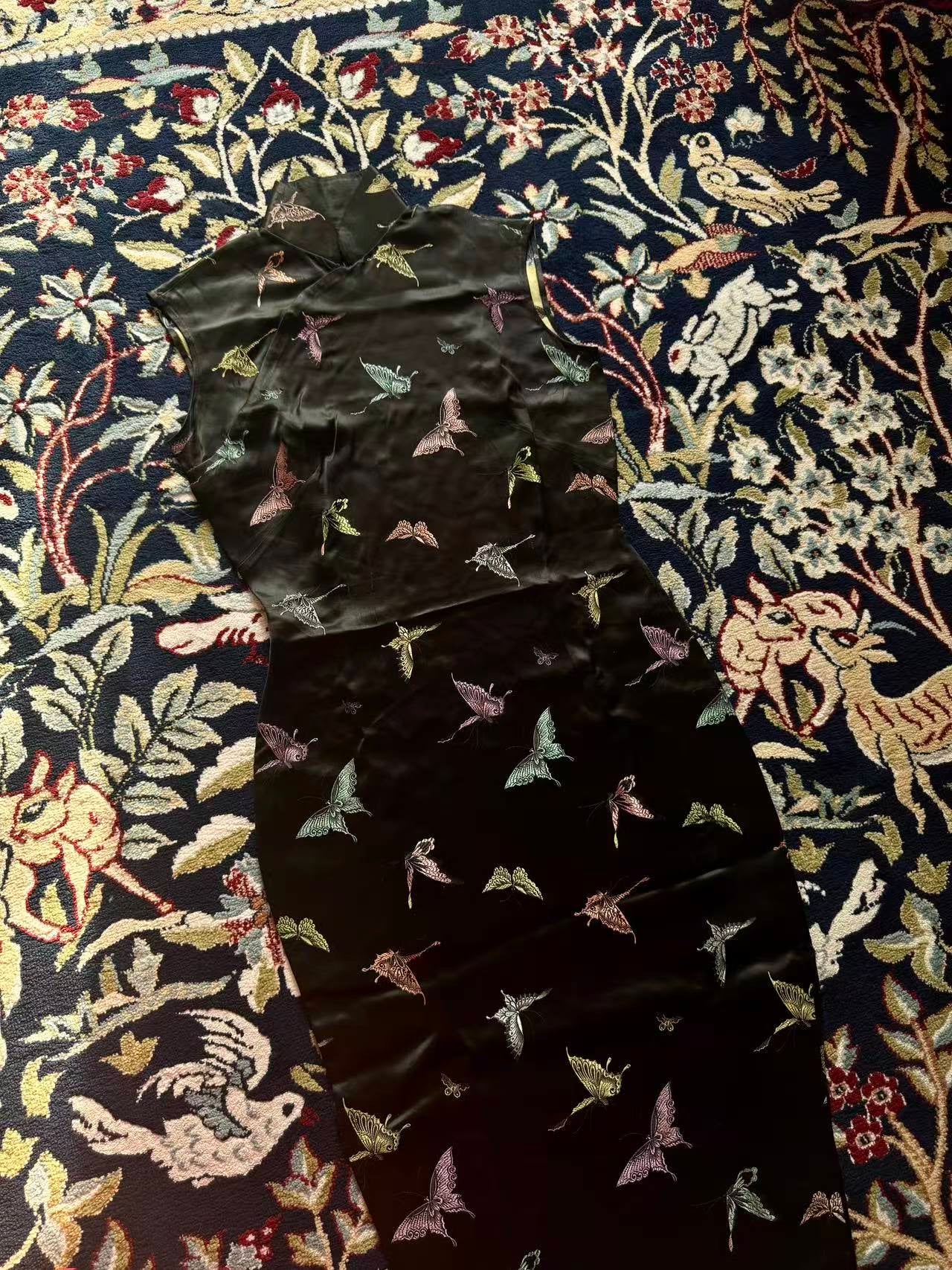 50年代 - 百蝶穿花：五十年代香港织锦缎旗袍的艺术叙事与工艺绝响 | 1950s - A Dance of a Hundred Butterflies: The Artistic Narrative and Vanishing Craft of a 1950s Hong Kong Brocade Qipao