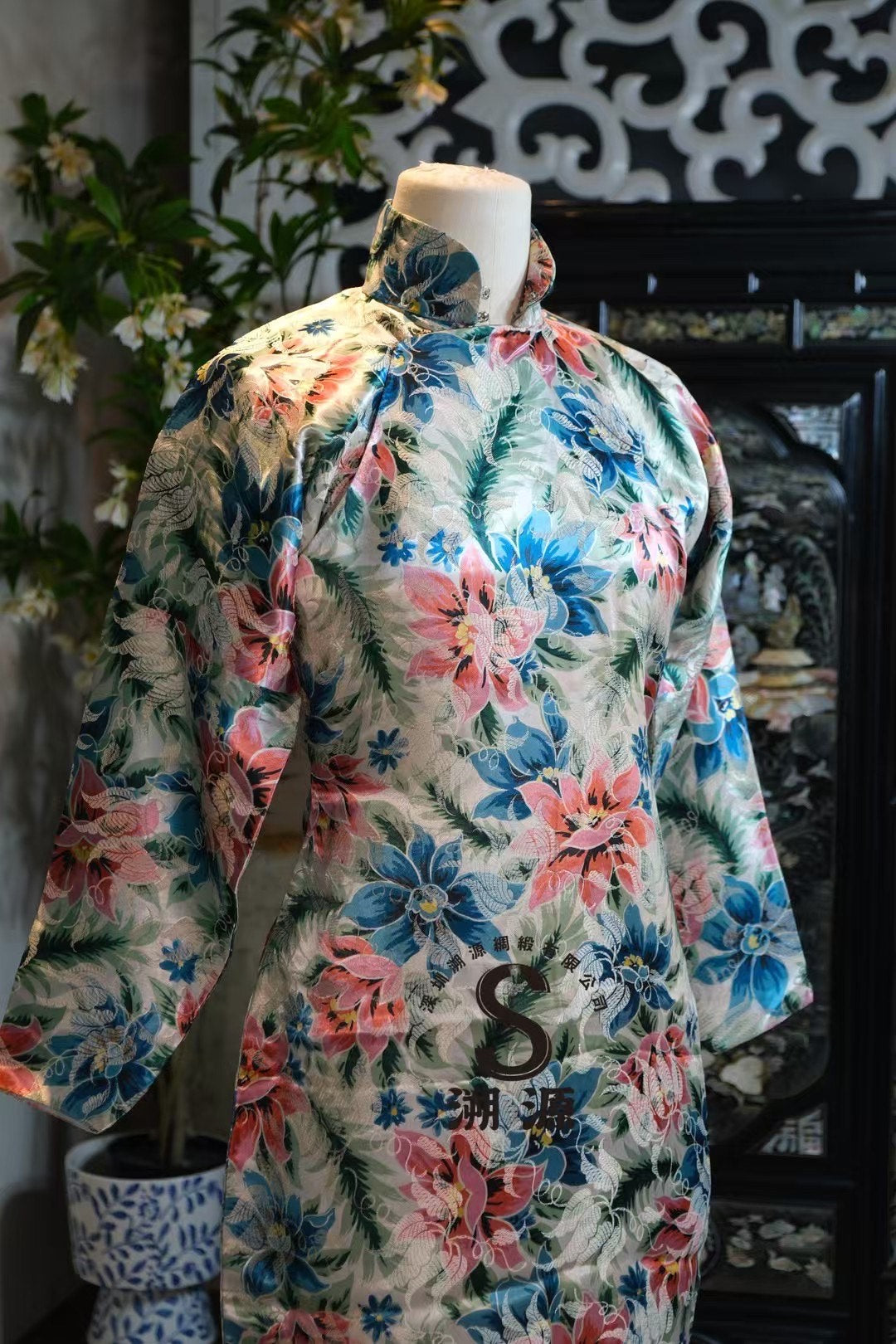 40年代 - 民国风华 · 月白地粉蓝花卉真丝长袖旗袍： 绡光流云，花影舞春风 | 1940s - Elegance of the Republican Era · Moonlight White Silk Long-Sleeved Cheongsam with Pink and Blue Floral Print: Shimmering Silk, Floral Shadows Dancing in the Spring Breeze