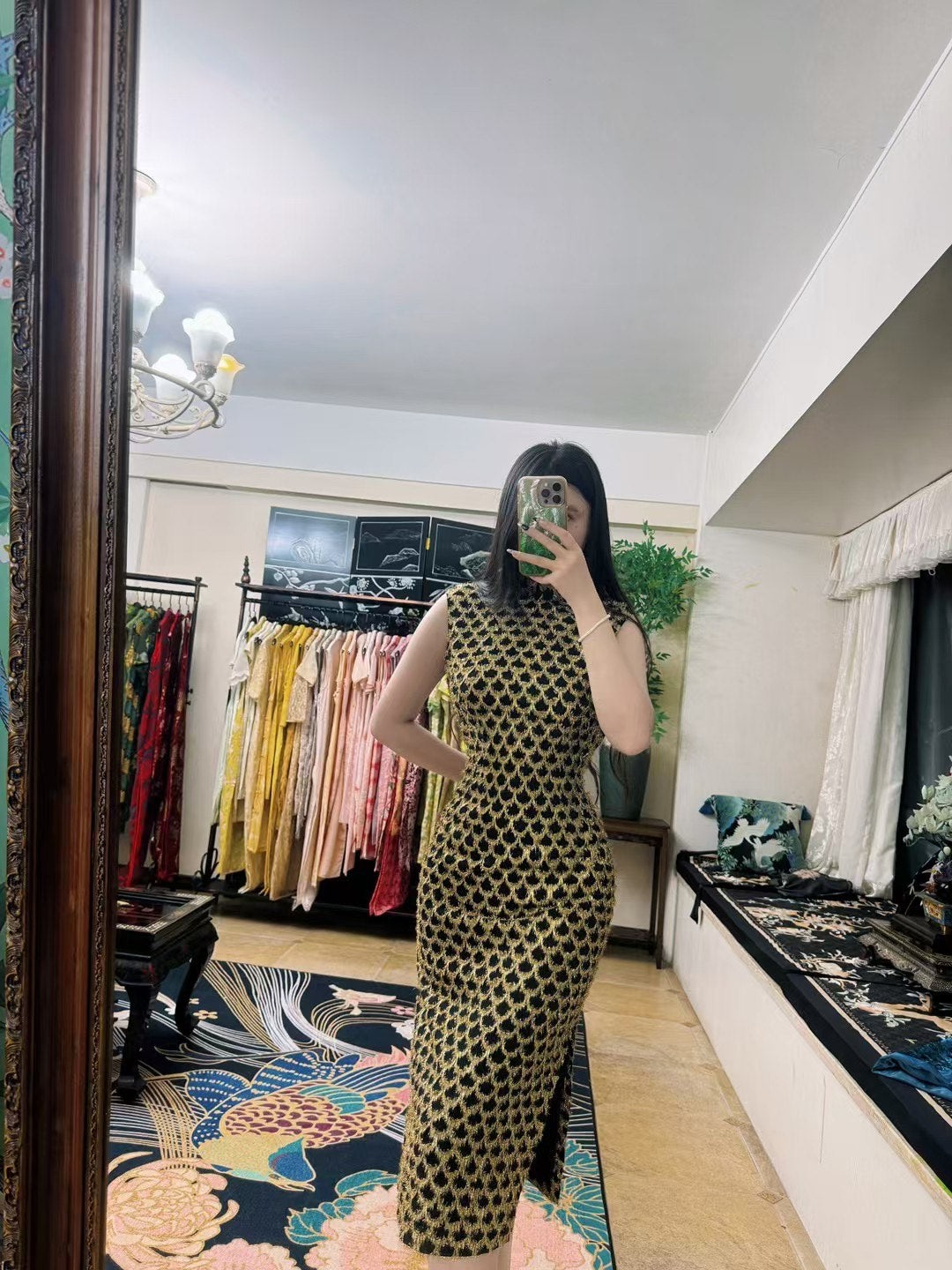 60年代 - 奢华鱼鳞纹：黑金流苏毛圈无袖旗袍 | 1960s - A Luxurious Black and Gold Tasselled/Looped Sequin-Scale Sleeveless Qipao/Cheongsam