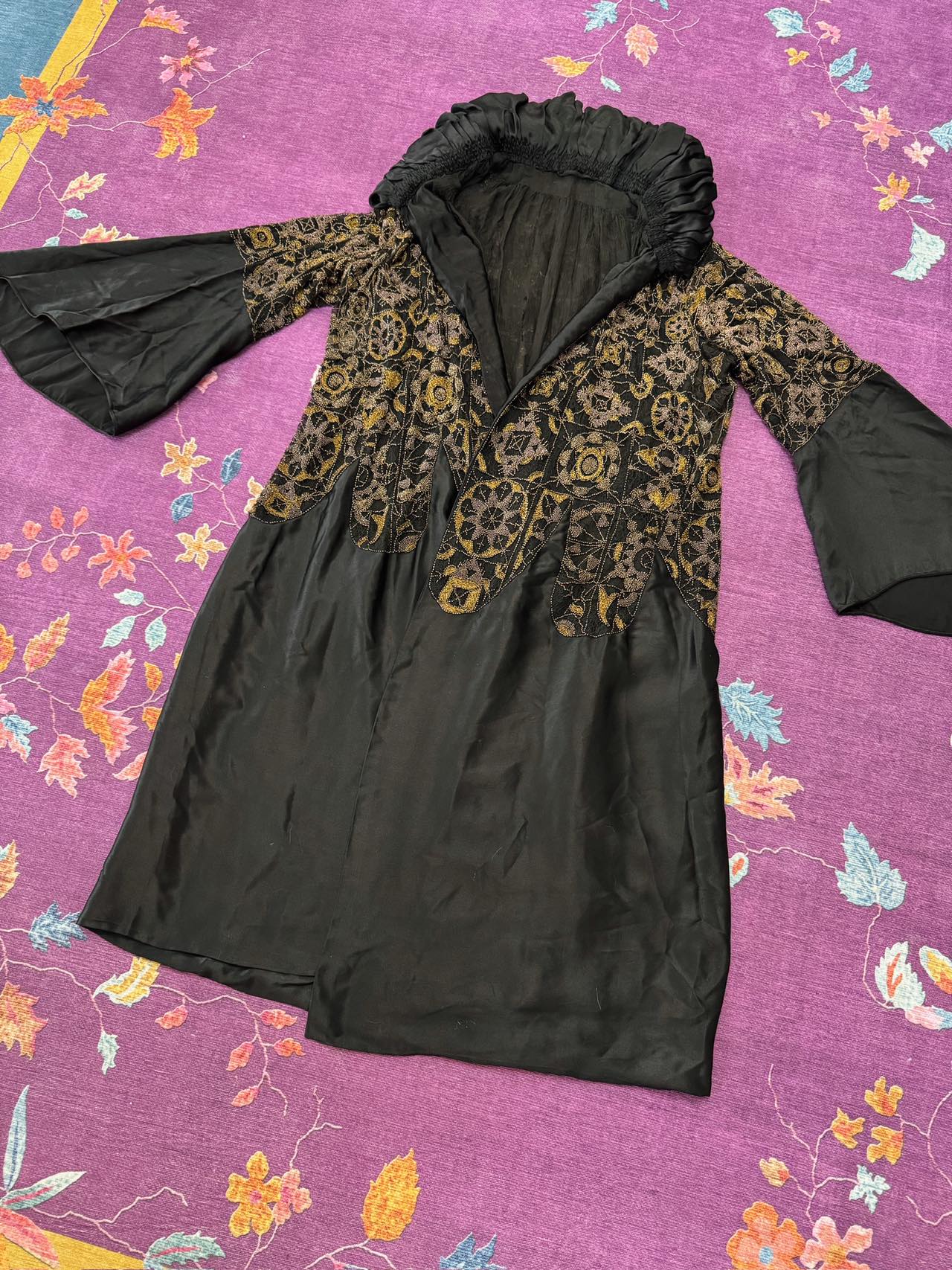 暗夜鎏金：民国廿年黑缎Art Deco钉珠大衣与星河礼服 | Gold Flowing Through the Dark Night: A Republic of China Year 20 (1930s) Black Satin Art Deco Beaded Coat and Galactic Gala Gown