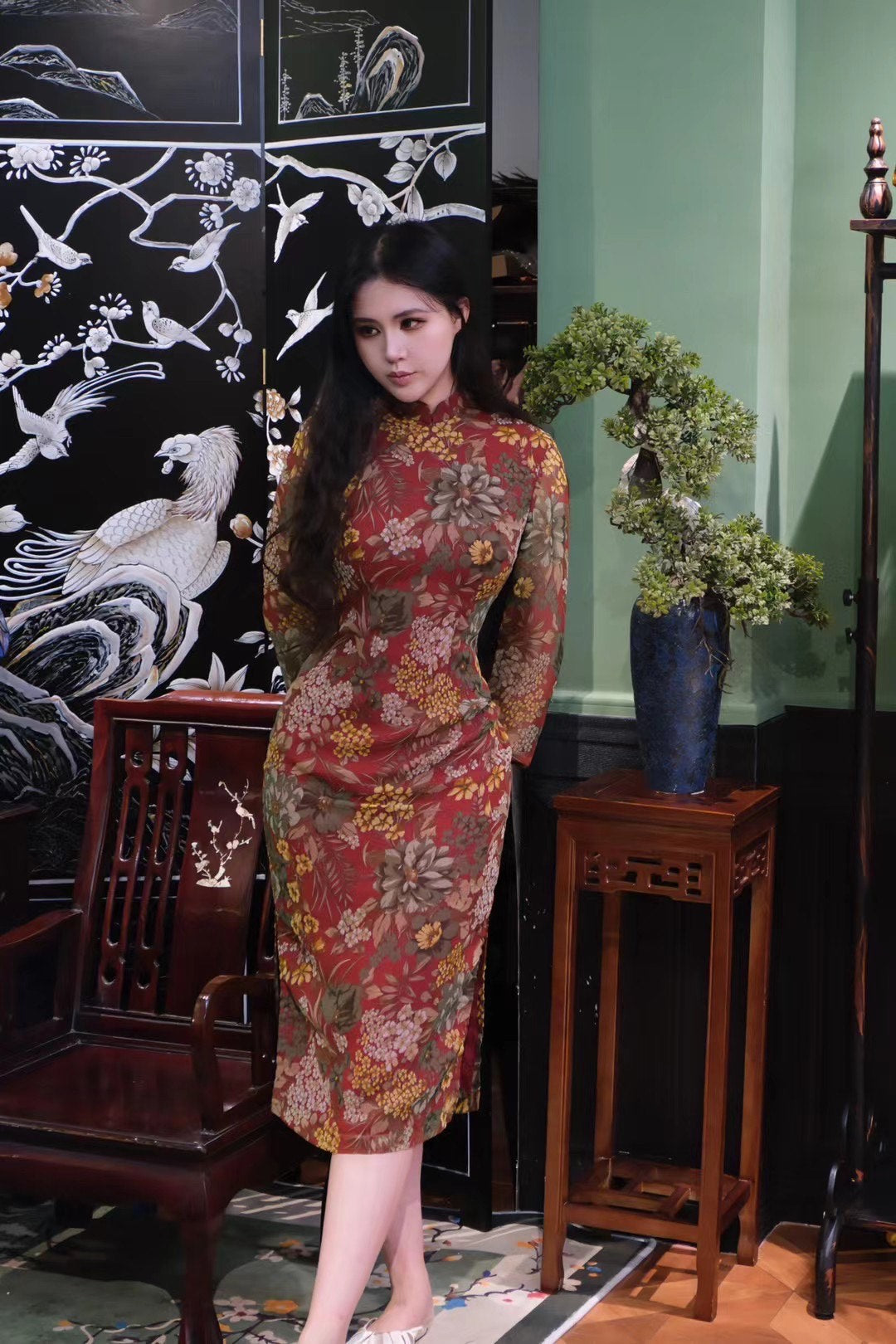 60年代 -《古典风华·暗香疏影》：一袭复古花卉图腾长款旗袍，尽显东方雅韵与含蓄之美 | 1960s - "Classical Grandeur, Subtle Fragrance and Silhouette": A Long Qipao Featuring a Retro Floral Totem, Fully Showcasing Oriental Elegance and Reserved Beauty