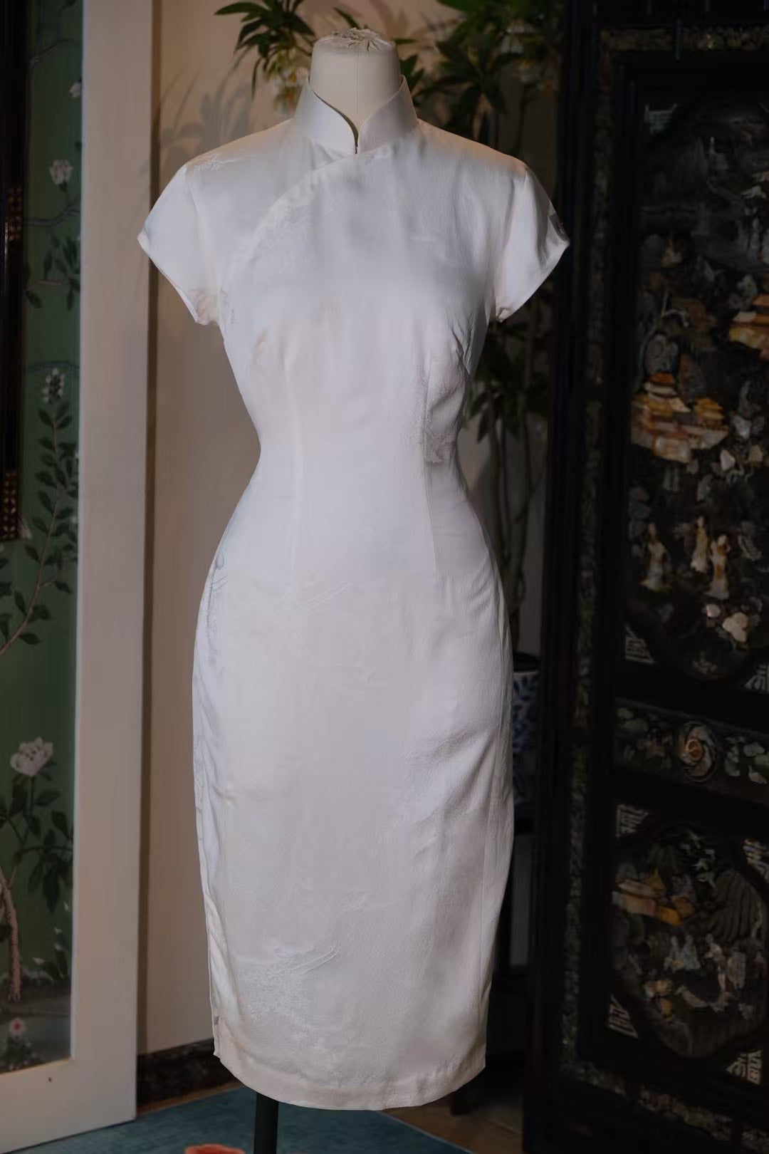 客订结缘 -《白月光影：暗纹初雪映心扉》| Customized Design - "The Moonlight Whisper: Ivory Jacquard Classic Qipao"