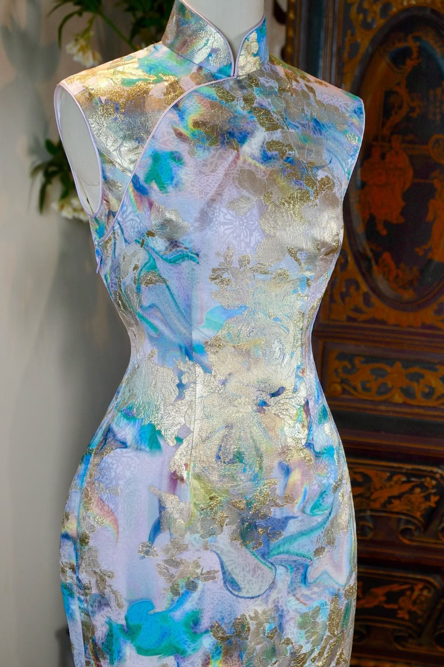 客定结缘 -《锦绣流年·幻境霓裳》：当代艺术主义下的私享定制——Ruffo Coli 金缕幻彩真丝旗袍 | Customized Design - "Splendid Years · Ethereal Raiment": A Masterpiece of Contemporary Artistic Bespoke — Ruffo Coli Gold-Woven Multichrome Silk Qipao