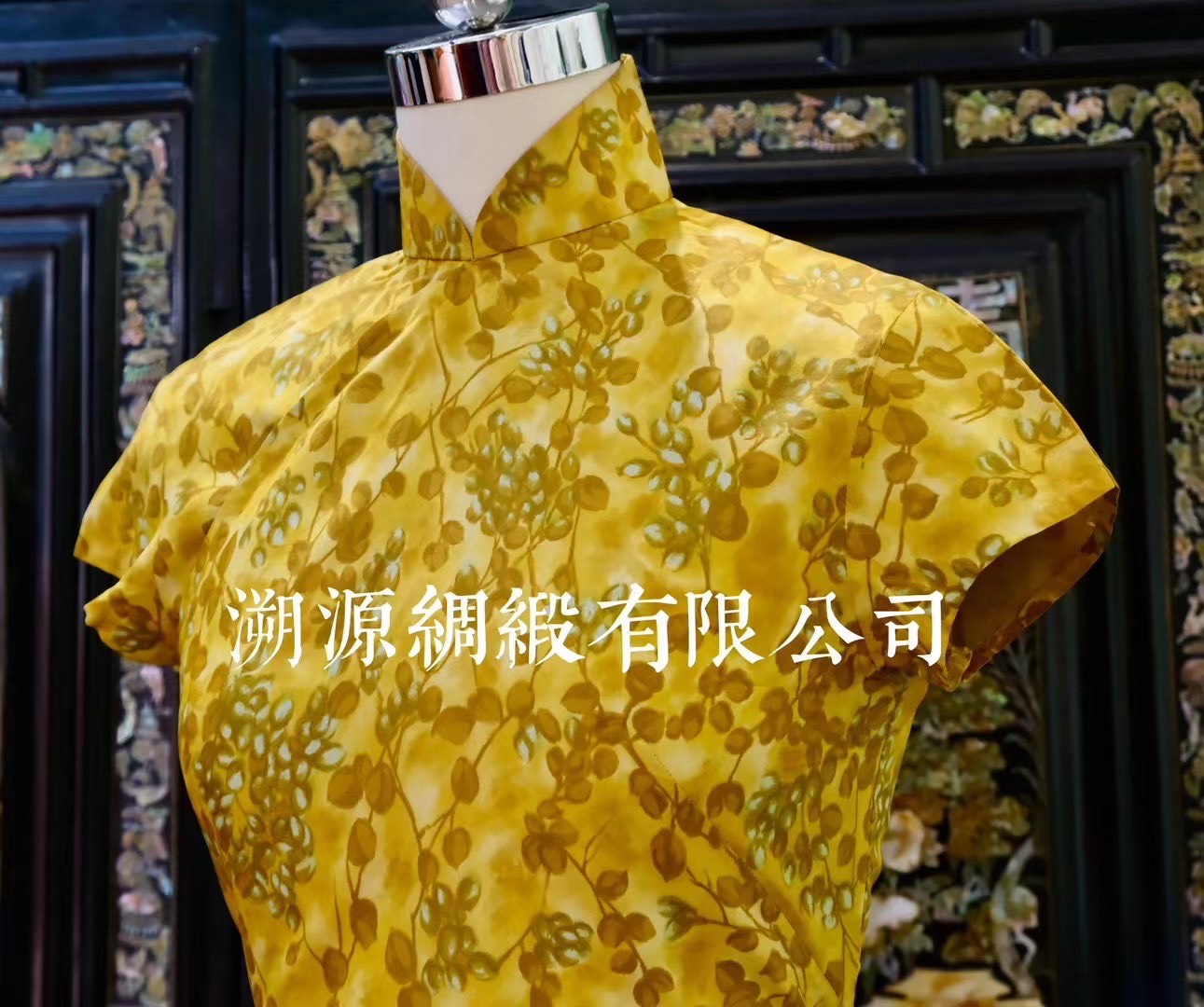 50年代 - 珍稀古董收藏：海派风格芥末黄短袖枝叶印花修身旗袍 | 1950s - Rare Antique Collection: Hong Kong Style Mustard Yellow Short-Sleeve Qipao with Foliage Print