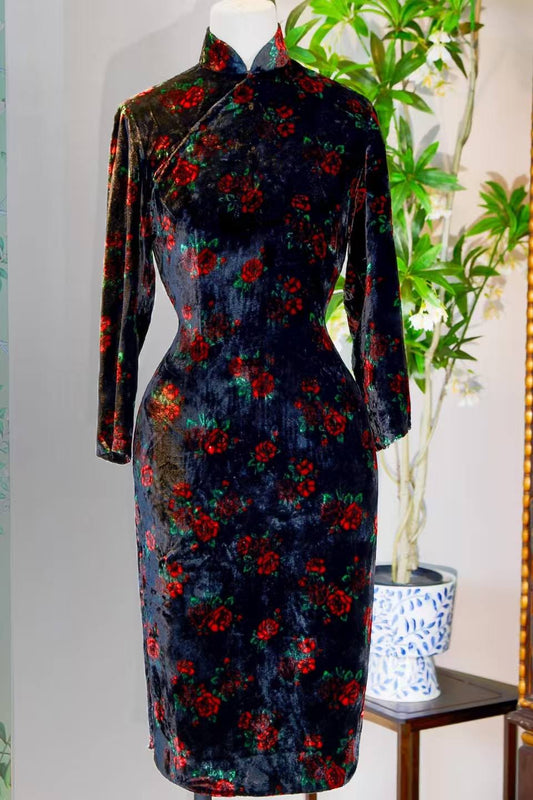 60年代 - 香港产黑天鹅绒古董玫瑰旗袍：织就时光的摩登诗学 | 1960s - Modern Poetics Woven in Time: A Vintage Hong Kong Black Velvet Rose Cheongsam