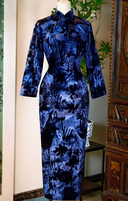 60年代 - 台湾产压花金丝绒光影曳地古董旗袍 | 1960s - Light and Shadow on Velvet: A Vintage Taiwanese Embossed Gold Velvet Cheongsam