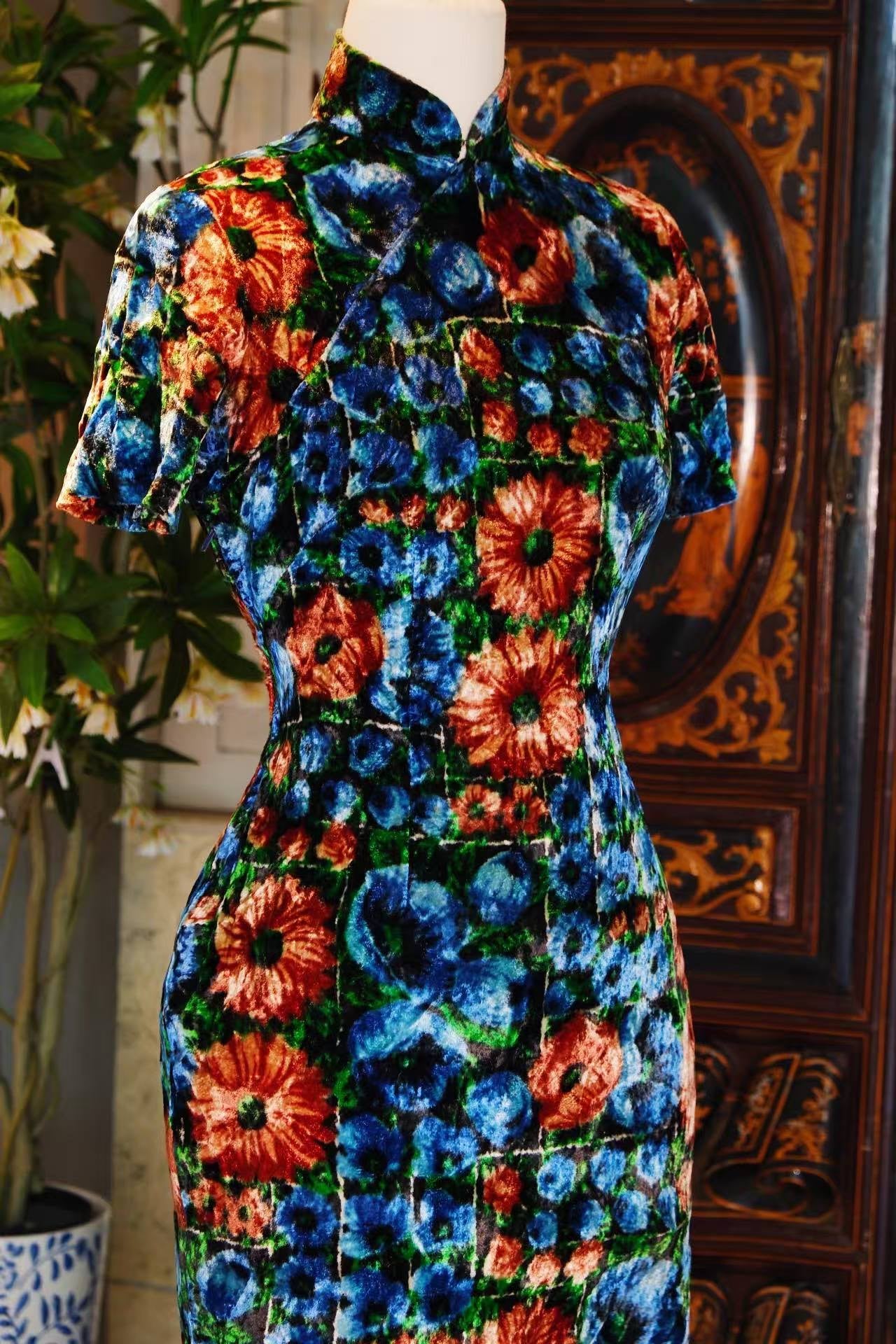 60年代 - 手绘水彩装饰艺术金丝绒台湾产古董旗袍 | 1960s - A Vintage 1960s Taiwanese Cheongsam in Hand-Painted Art Deco Velvet