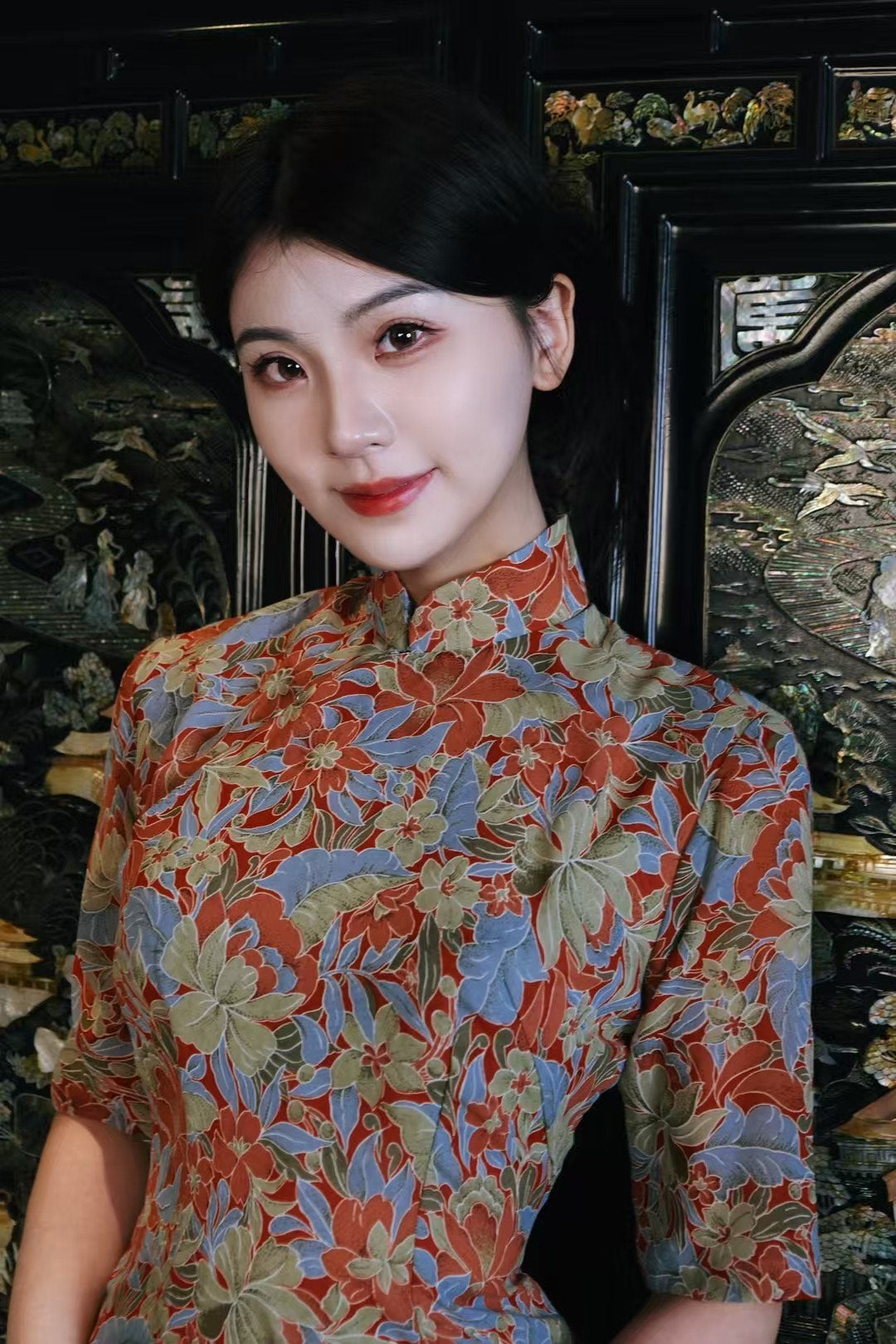 60年代 - 「绯红窃蓝」上世纪六十年代香港制薄纱真丝印花五分袖修身日常旗袍：复古油画风配色 /Customized Design - The "Scarlet and Cobalt" Collection: 1960s Hong Kong-Made Vintage Sheer Silk/Crêpe de Chine Qipao with Five-Point Sleeve and Vivid Retro Floral Print.