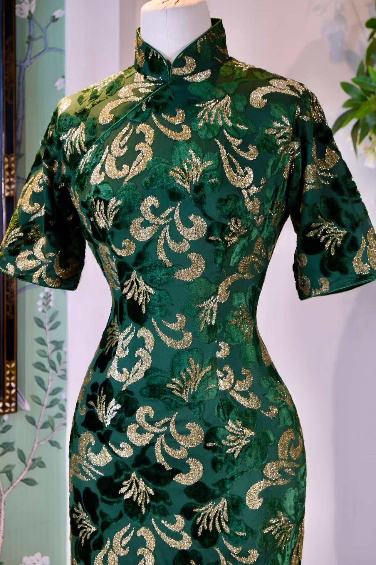 60年代 - 绿金流韵·六十年代香港制意大利织金烧花丝绒线香绲古董旗袍 | 1960s - Flowing Emerald & Gold: A 1960s Hong Kong Vintage Italian Devoré Gold Brocade Velvet Cheongsam with Incense-Stick Piping