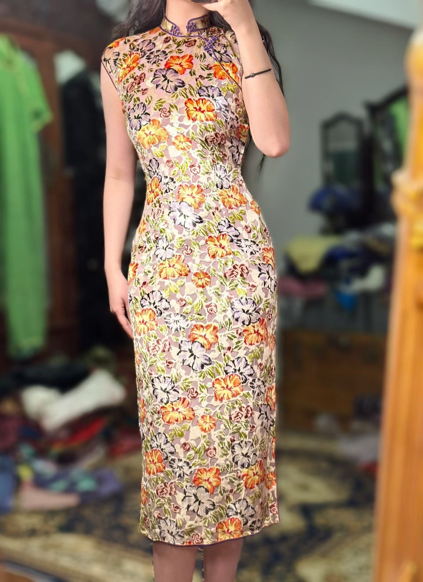 40年代 - 1940年代海派名店“霞飞女服”出品：藕色地烧花丝绒牵牛花纹印花旗袍（张信哲先生珍藏）| 1940s -  A 1940s Haipai Masterpiece by Avenue Joffre Ladies' Wear：Devoré Velvet Qipao with Morning Glory Print (The Jeff Chang Collection)