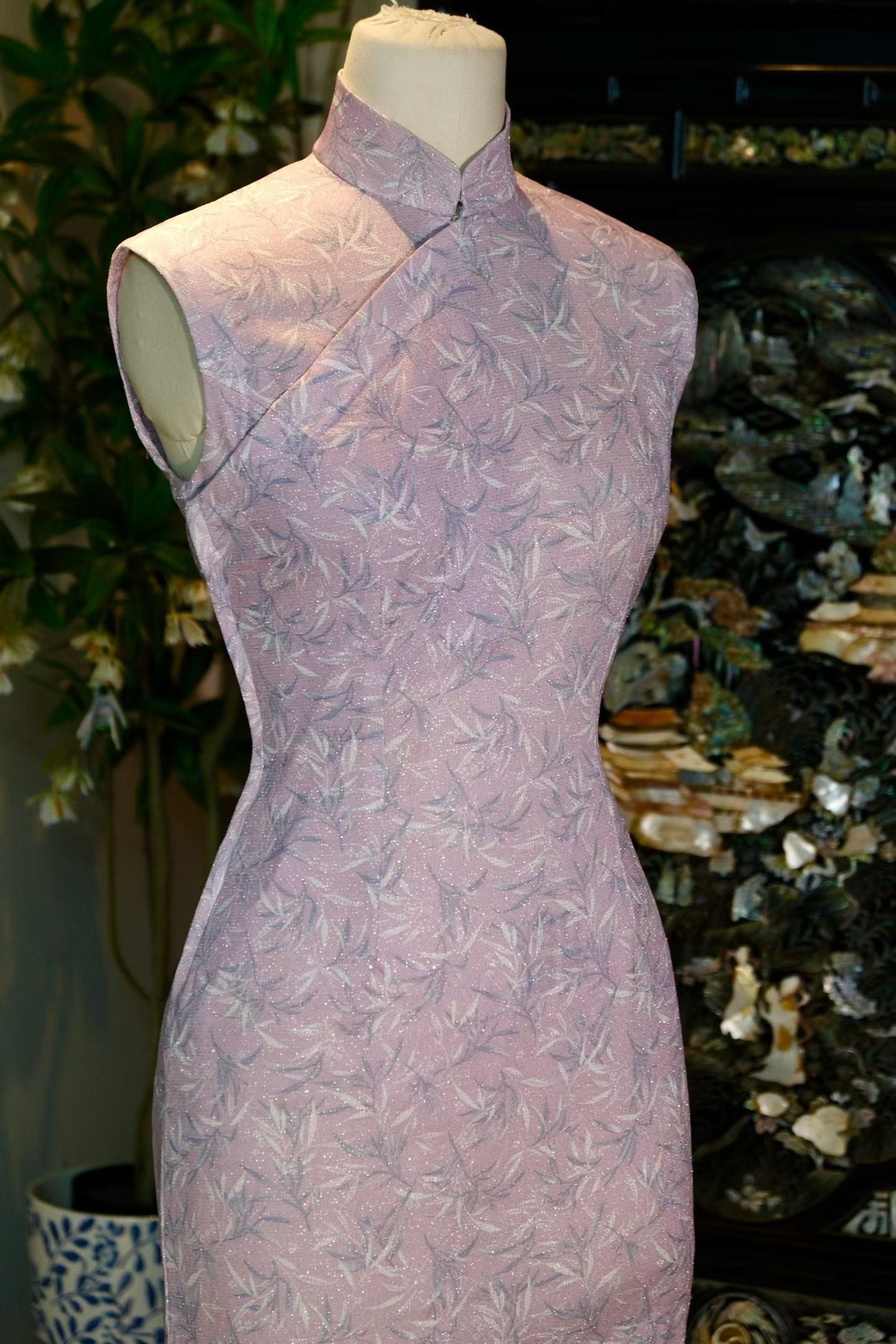 60年代 - 「兰影凝紫」：上世纪六十年代织银竹叶纹古董港式旗袍 / 1960s - "Orchid Shadow in Lilac Mist": A 1960s Vintage Hong Kong Qipao with Lurex-Woven Leaf Motif