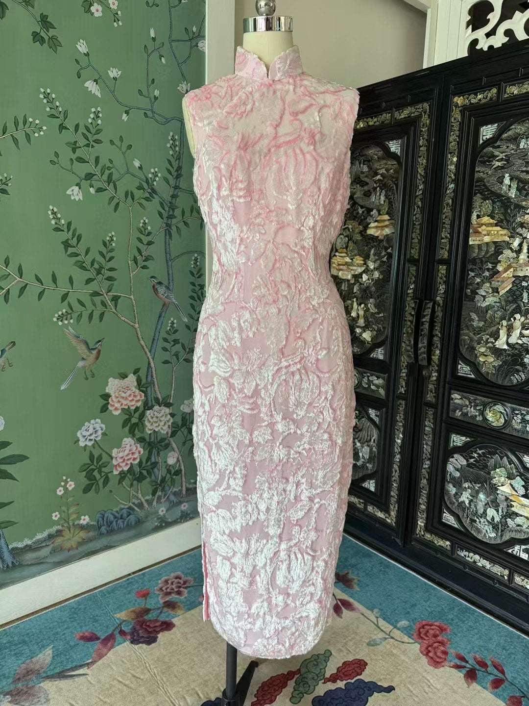 客定结缘 - 华贵典雅：粉底白绒浮雕花卉无袖旗袍 |  An Elegant Sleeveless Qipao/Cheongsam in Pale Pink with White Raised/Flocked Floral Motif
