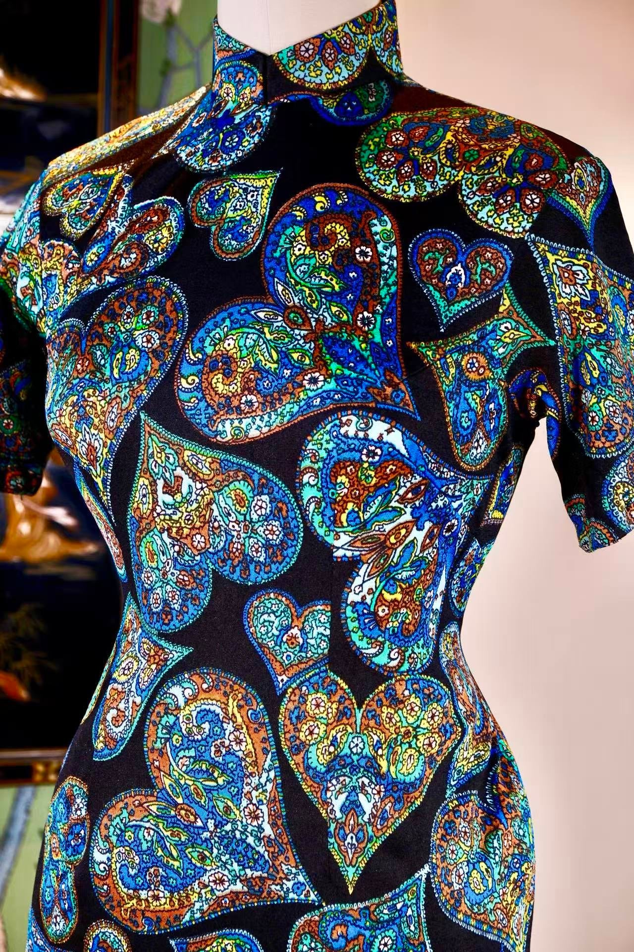 60年代 - 香江绮梦：手绘佩斯利纹古董旗袍 | 1960s - A Fragrant River Dream: Hand-Painted Paisley Antique Qipao
