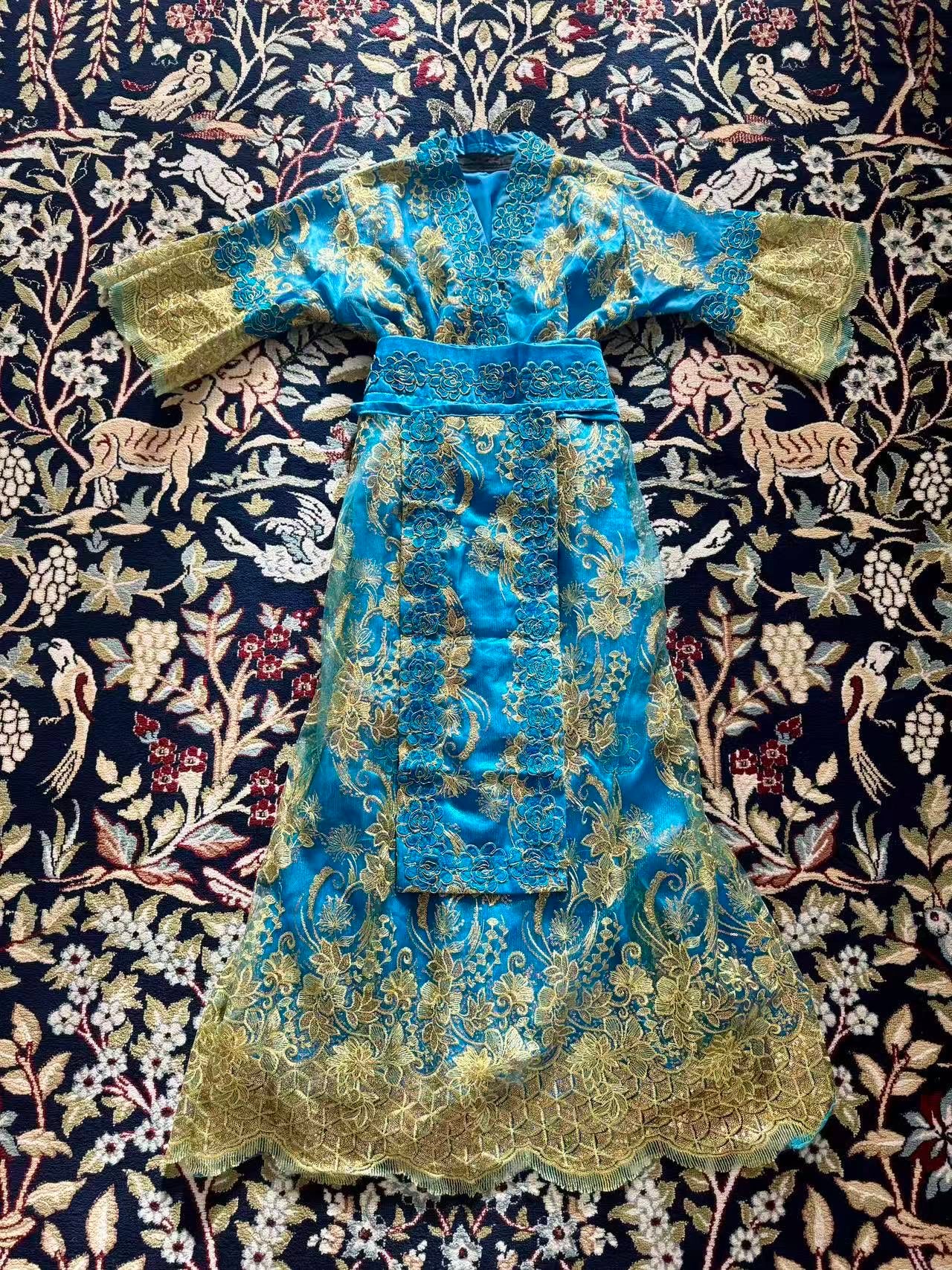 “金莲映月 · 邵氏遗珠” —— 六十年代宝蓝盘金绣莲蕾丝古董戏服 | "Gilded Lotus over Azure Seas" —— A 1960s Shaw Brothers Studio Archive: Bespoke Couching Embroidery & Lace Costume