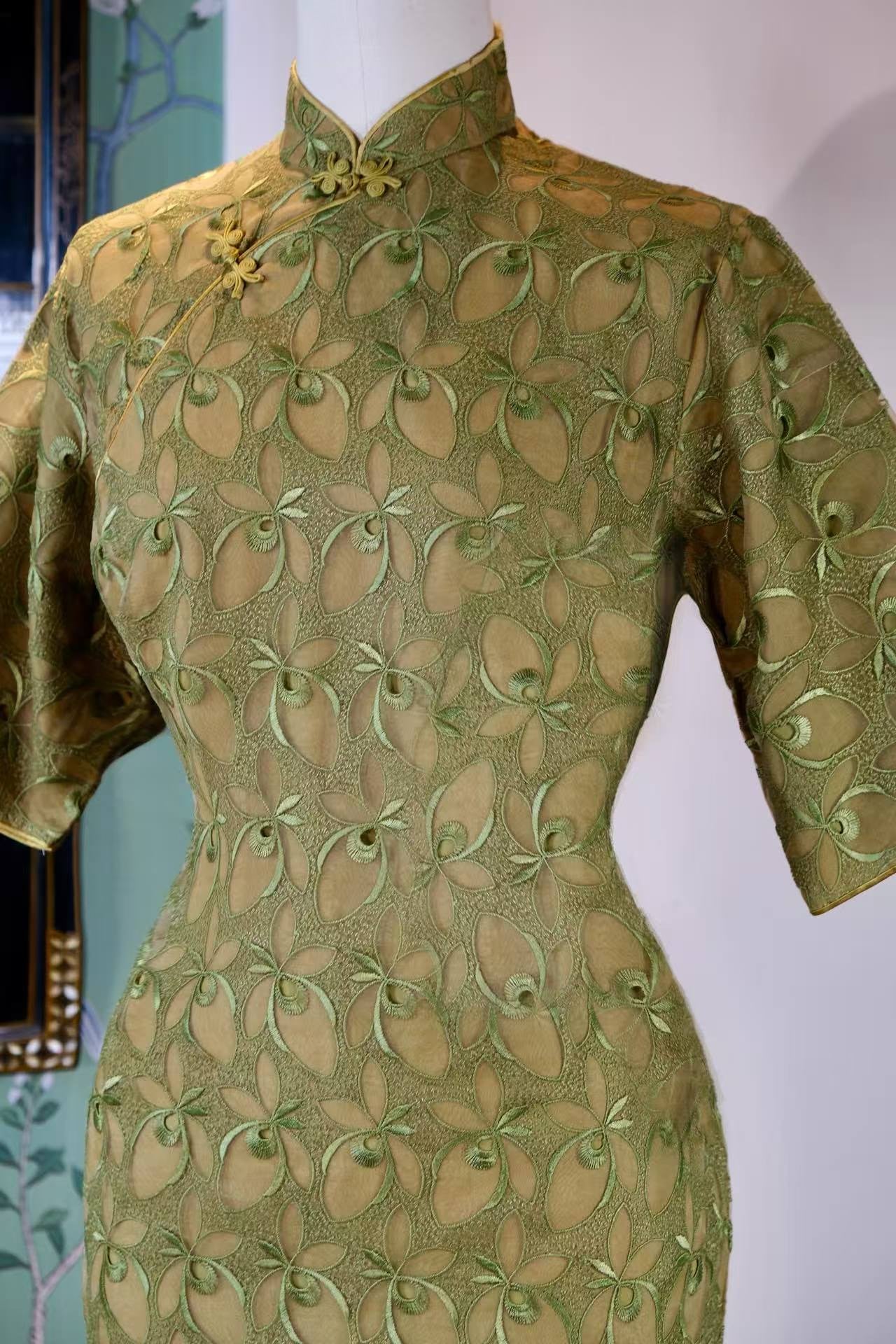 60年代 - 秋香兰心·六十年代香港蕾丝底立体刺绣折枝兰古董旗袍 | 1960s - Autumn Incense Orchid Heart: A 1960s Hong Kong Vintage Cheongsam with Lace Base, Three-Dimensional Embroidery, and Broken-Branch Orchid Motif