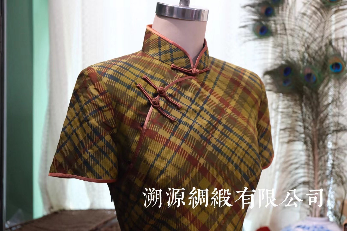 60年代 - 知性年代·橄榄格：复古港工手作一字盘口古董旗袍 | 1960s - The Olive Plaid Scholar: Vintage Hong Kong Craft 'Yizi' Frog Button Qipao