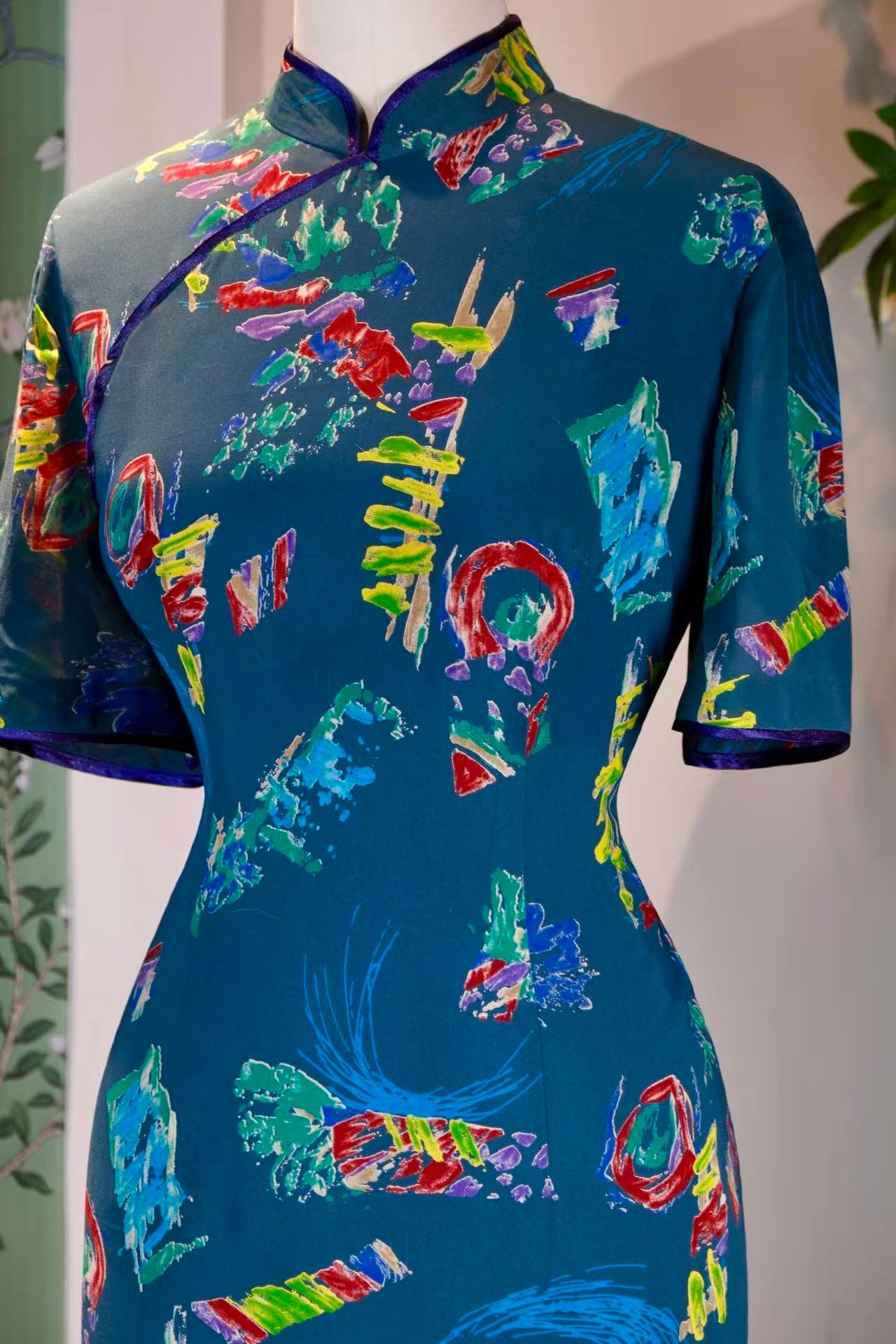 50年代 - 东方波普·五十年代香港墨蓝底童趣抽象印花古董旗袍 | 1950s - Oriental Pop: A 1950s Hong Kong Vintage Cheongsam in Midnight Blue with Childlike Abstract Print