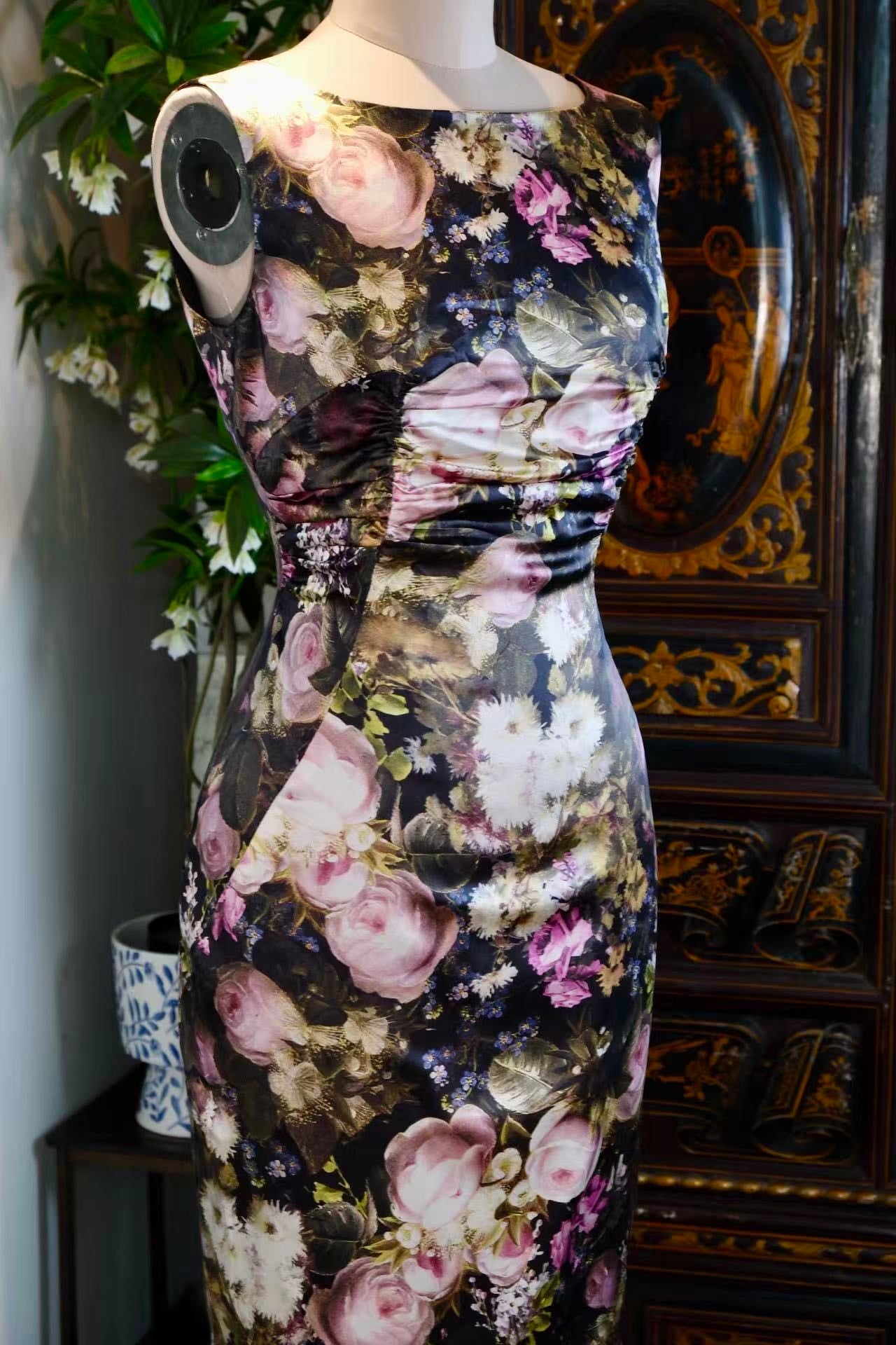 客订结缘 -《暗夜幽兰·繁花入梦：高定丝绒光泽褶皱修身长礼裙》| Customized Design - “Midnight Bloom: A Dream of Floral Opulence – Custom Gathered Luster Gown”