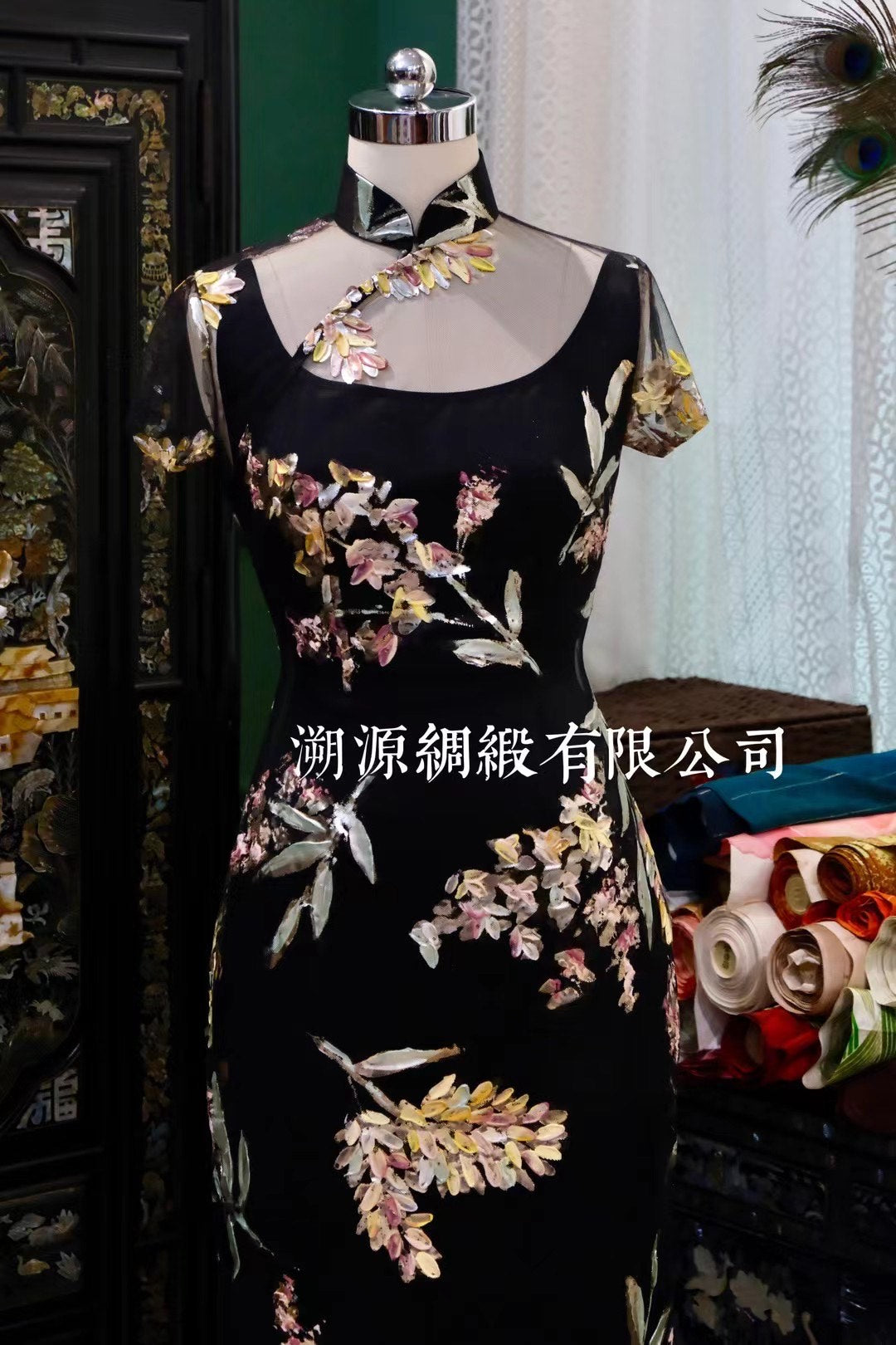 客定结缘 -【溯源】Ruffo Coli风格高定：“繁花如梦”——意式浪漫立体刺绣旗袍 | Customized Design - 【Sù Yuán】Ruffo Coli Style Couture: “Dreaming Blooms” — Italian Romantic 3D Embroidered Qipao