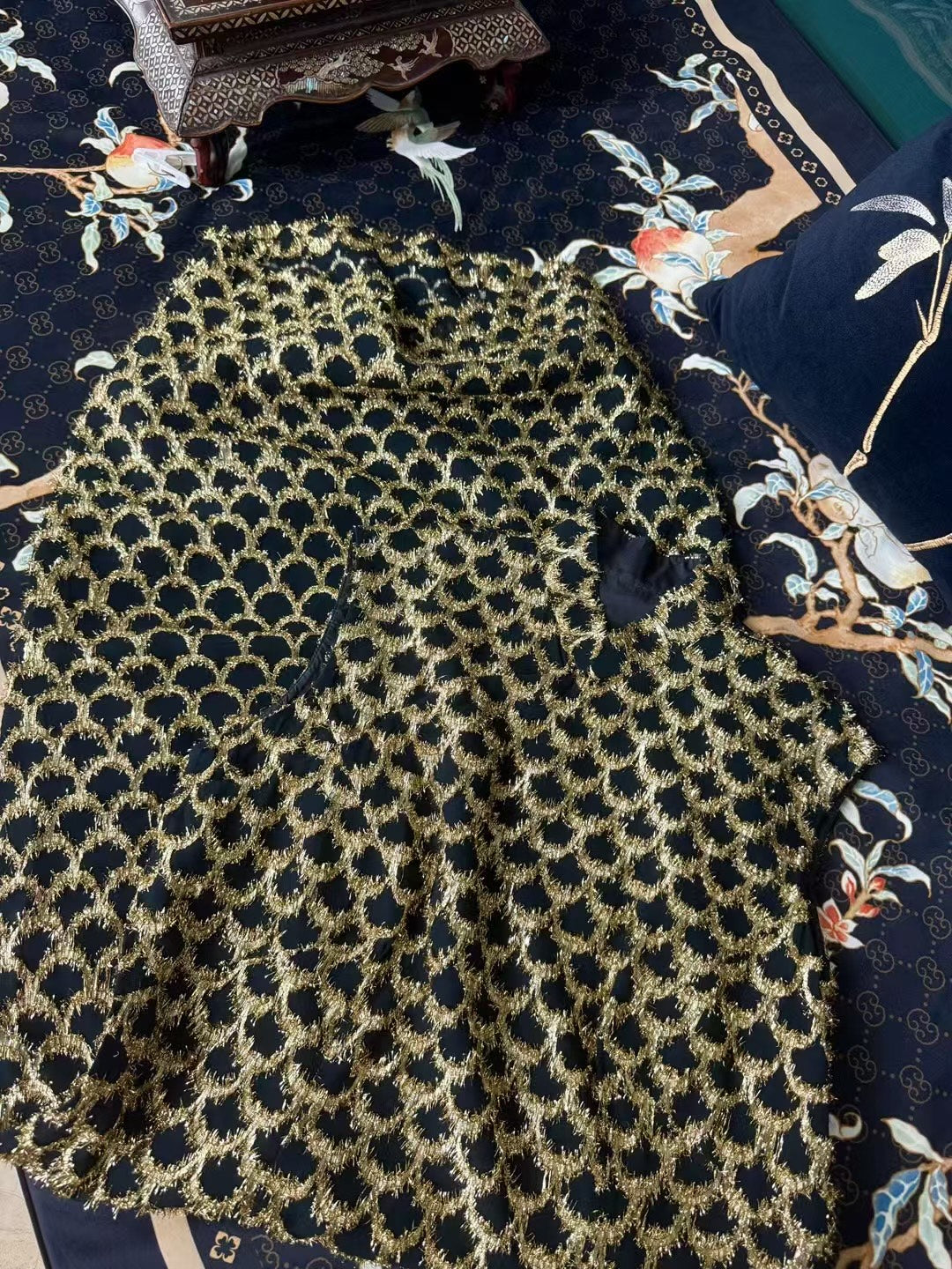 60年代 - 奢华鱼鳞纹：黑金流苏毛圈无袖旗袍 | 1960s - A Luxurious Black and Gold Tasselled/Looped Sequin-Scale Sleeveless Qipao/Cheongsam